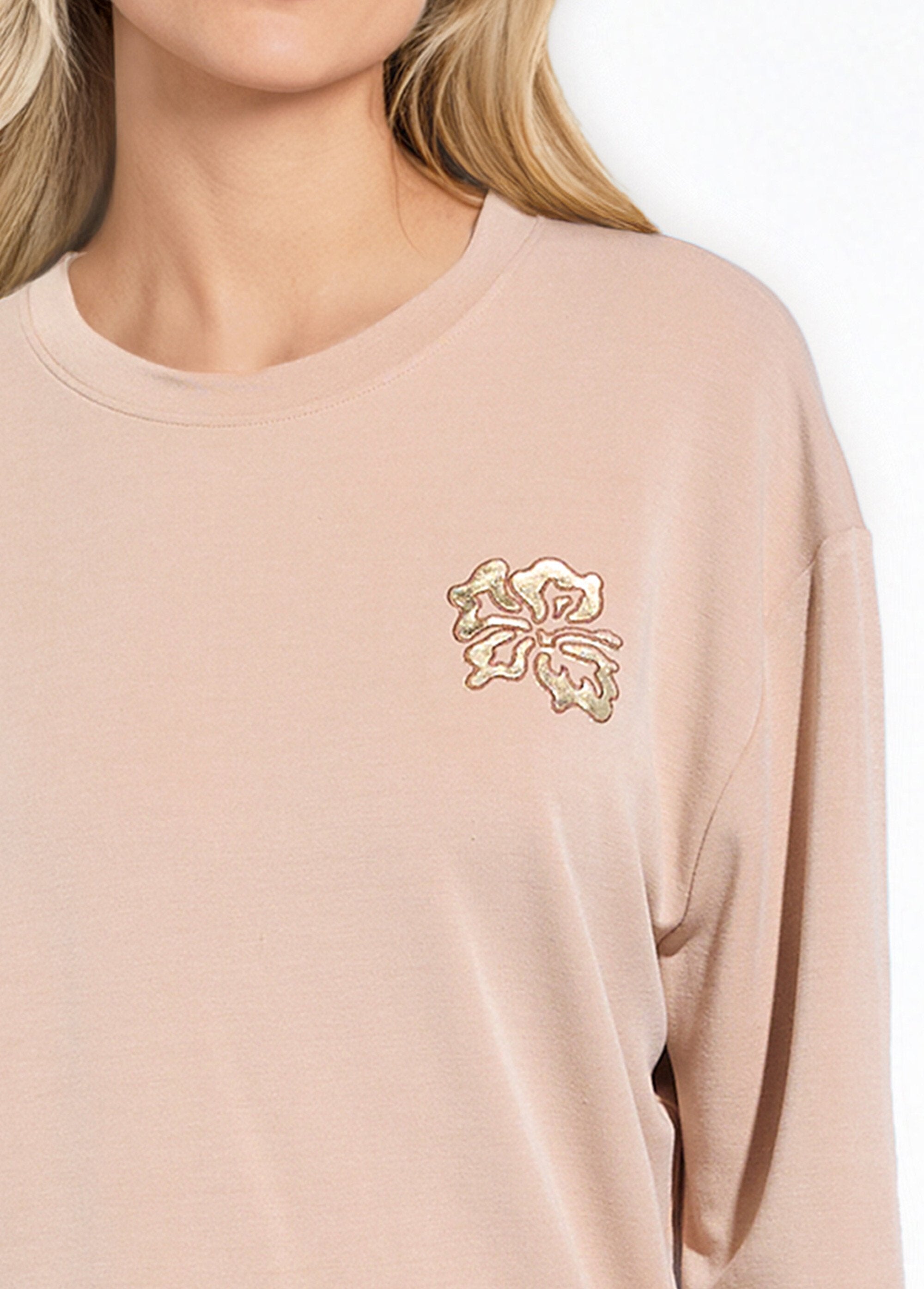 Volume_box_sweatshirt_geborduurd_fleece_glanzend_detail_Noisette_DE1_slim