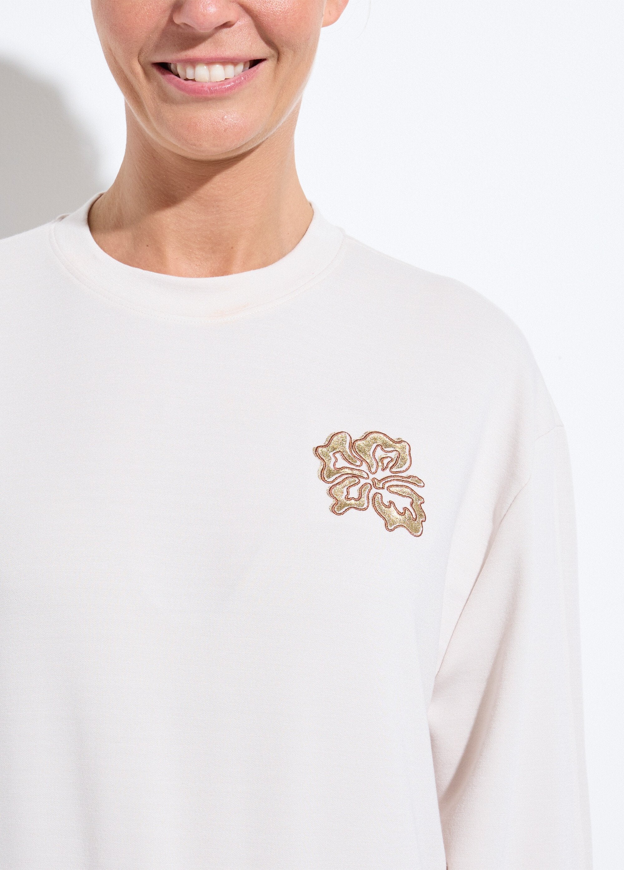 Volume_box_sweatshirt_geborduurd_fleece_glanzend_detail_Ecru_DE1_slim