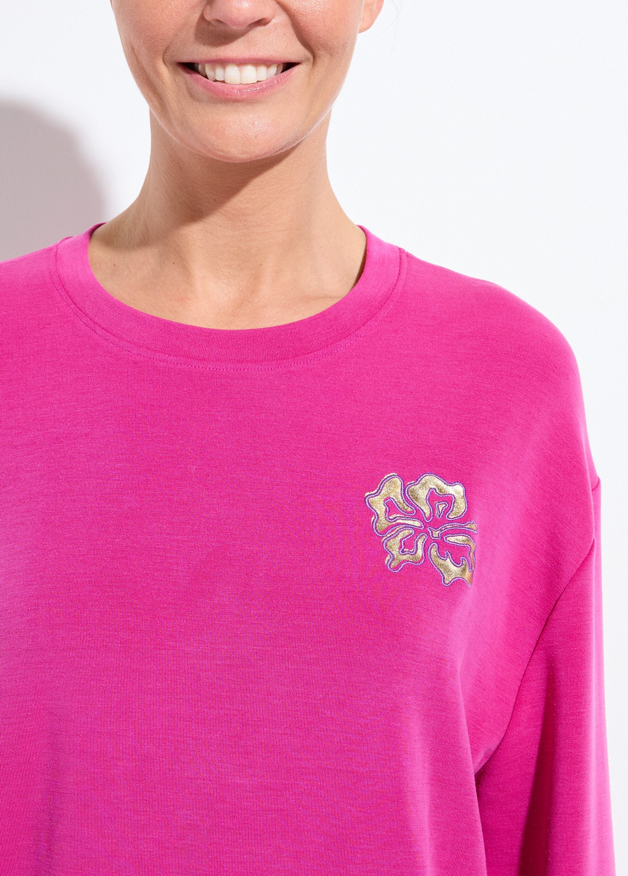 Volume_box_sweatshirt_geborduurd_fleece_glanzend_detail_Cassis_DE1_slim
