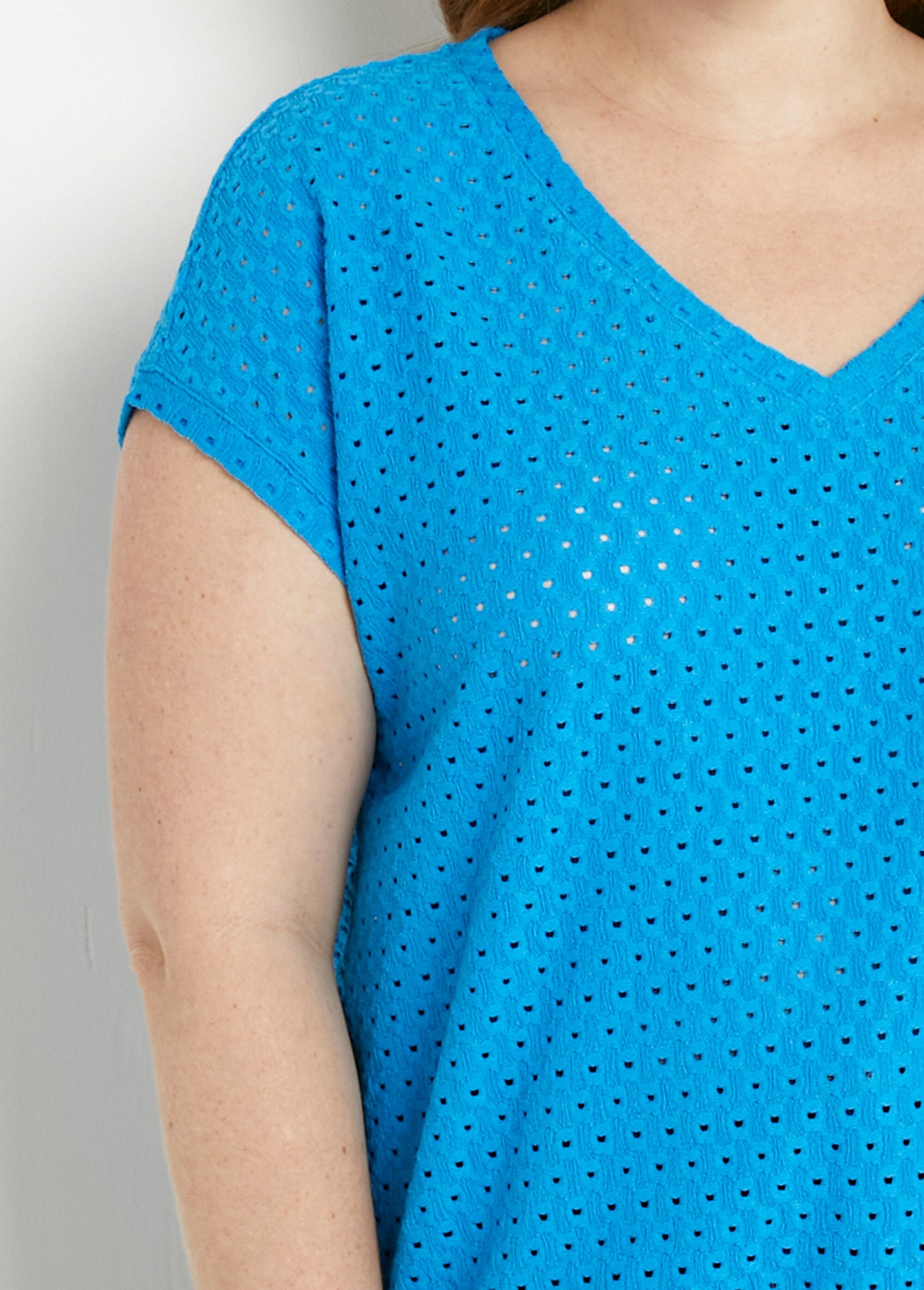Losjes_vallend_kort_effen_T-shirt_met_V-hals_Turquoise_DE1_curvy