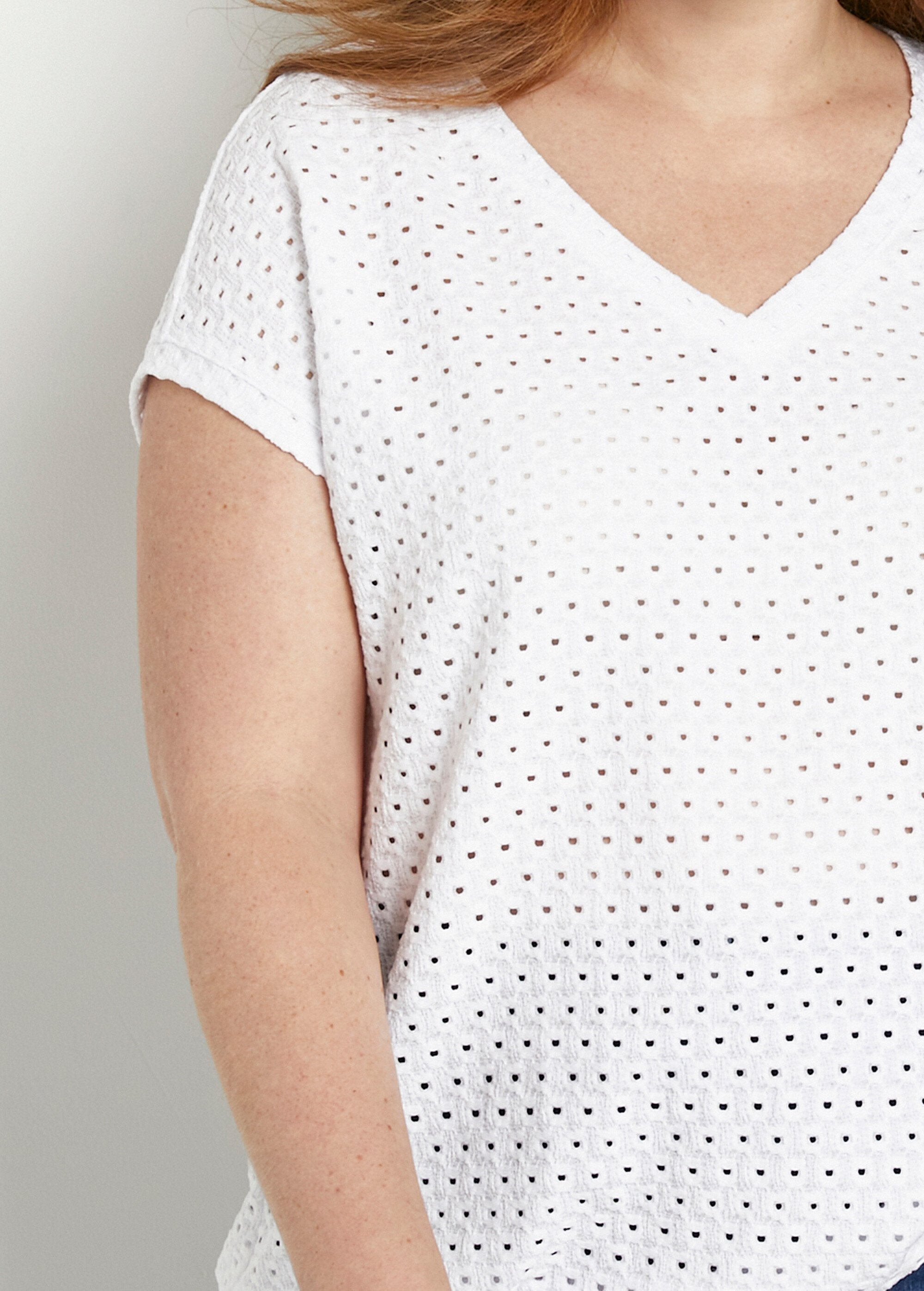 Losjes_vallend_kort_effen_T-shirt_met_V-hals_Blanc_DE1_curvy