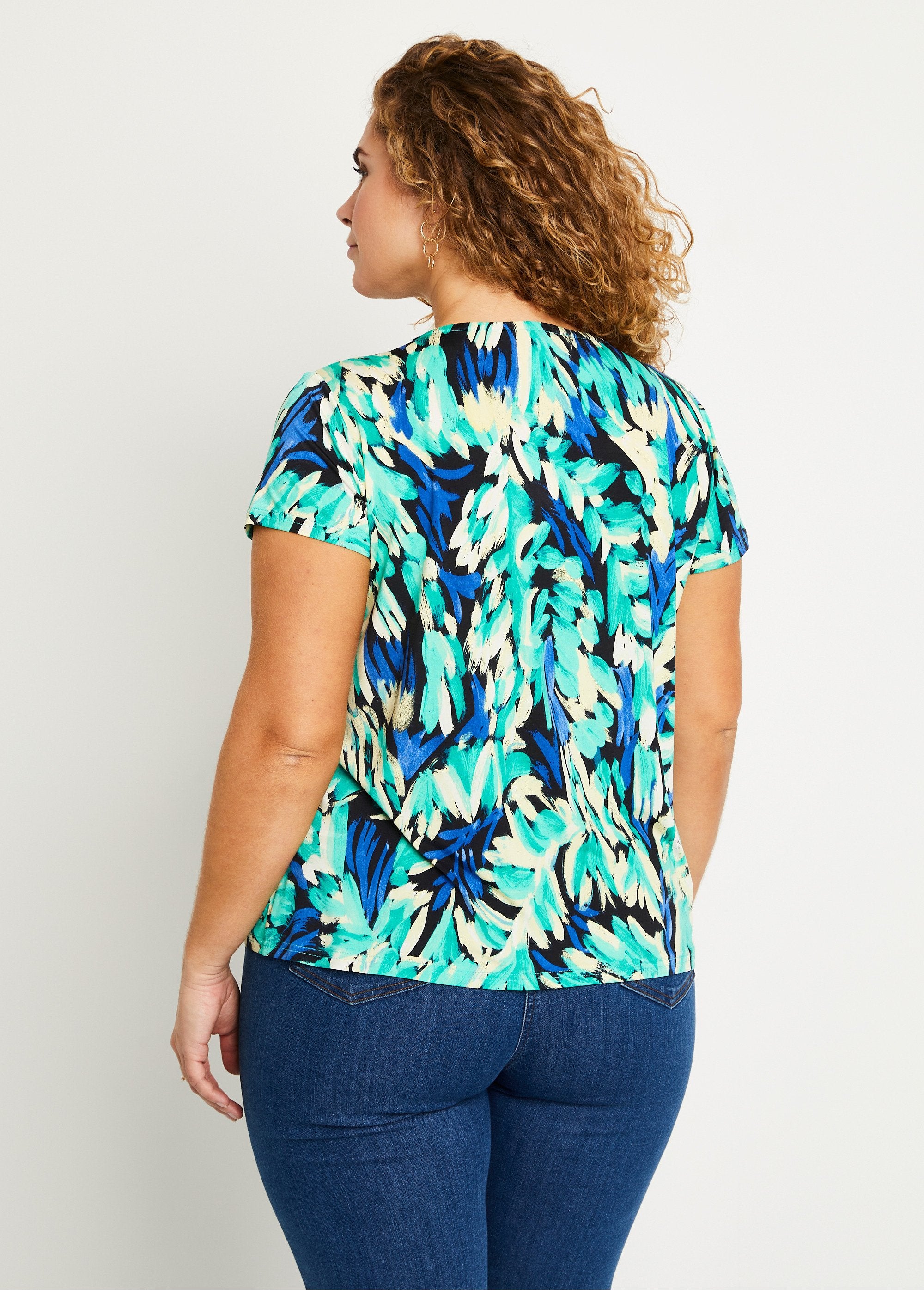 Losjes_v-hals_T-shirt_met_fantasieprint_Blauw_en_groen_DO1_curvy