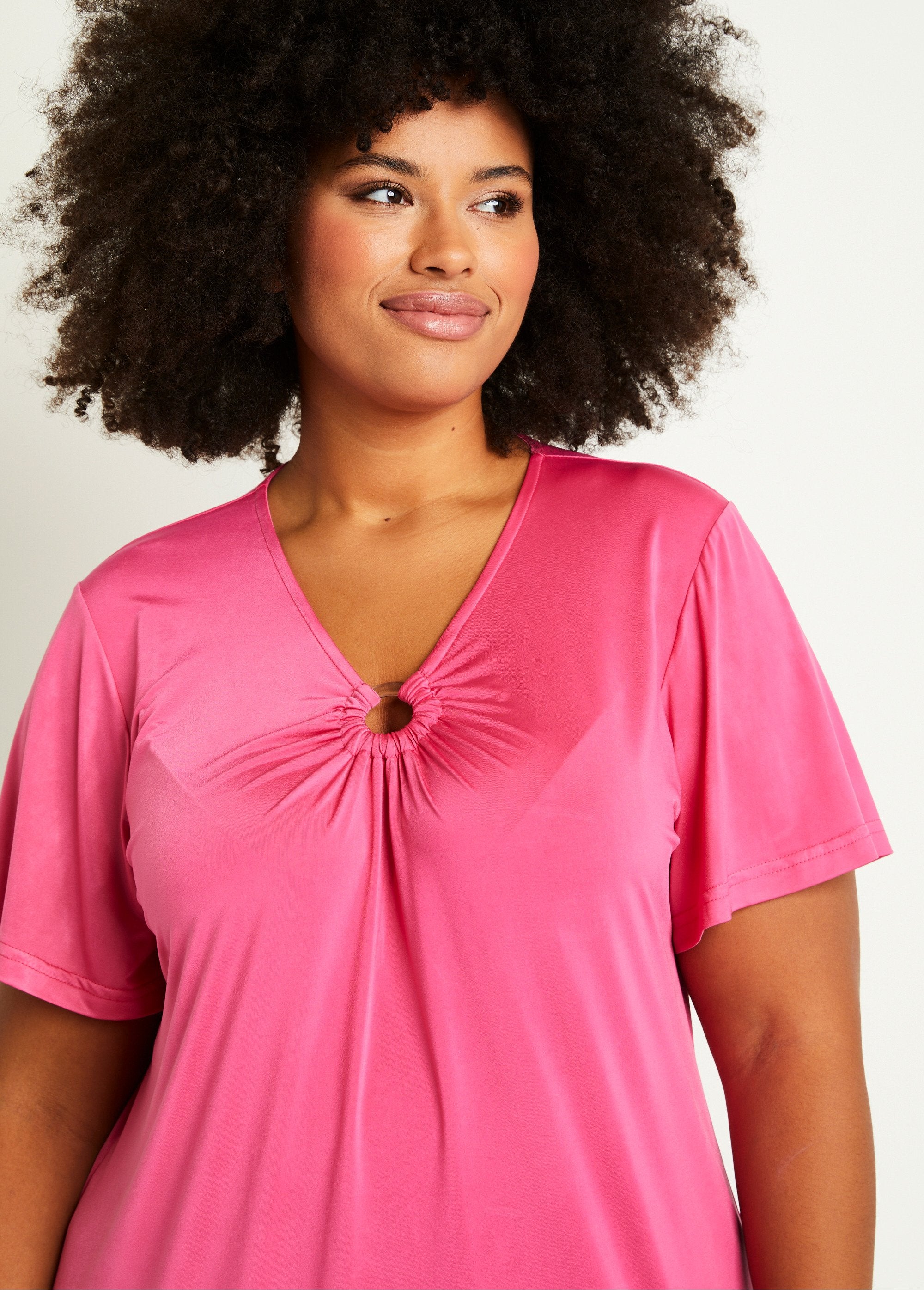 Kort,_effen_of_gebladerd_T-shirt_Effen_fuchsia_DE1_curvy