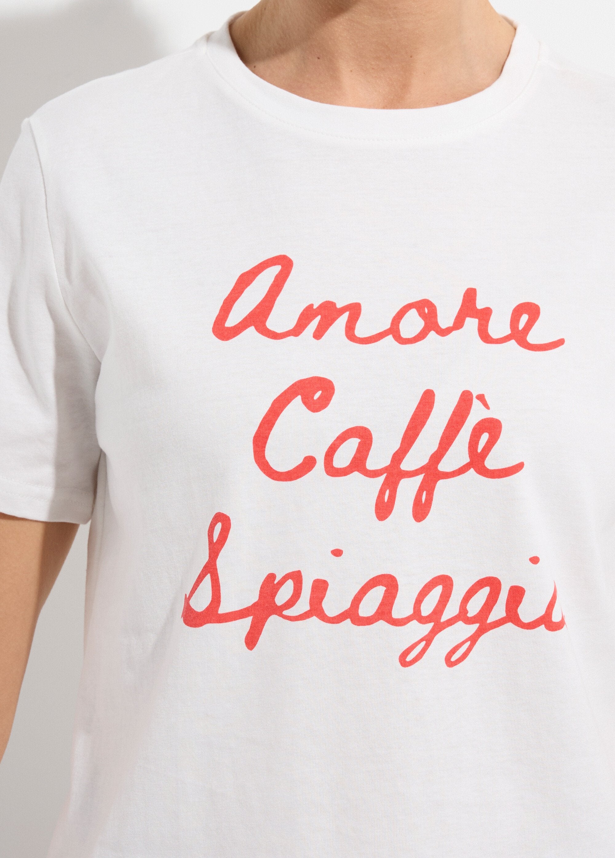 Wit_katoenen_T-shirt_Amore_Caffè_Spiaggia_Blanc_et_rouge_DE1_slim