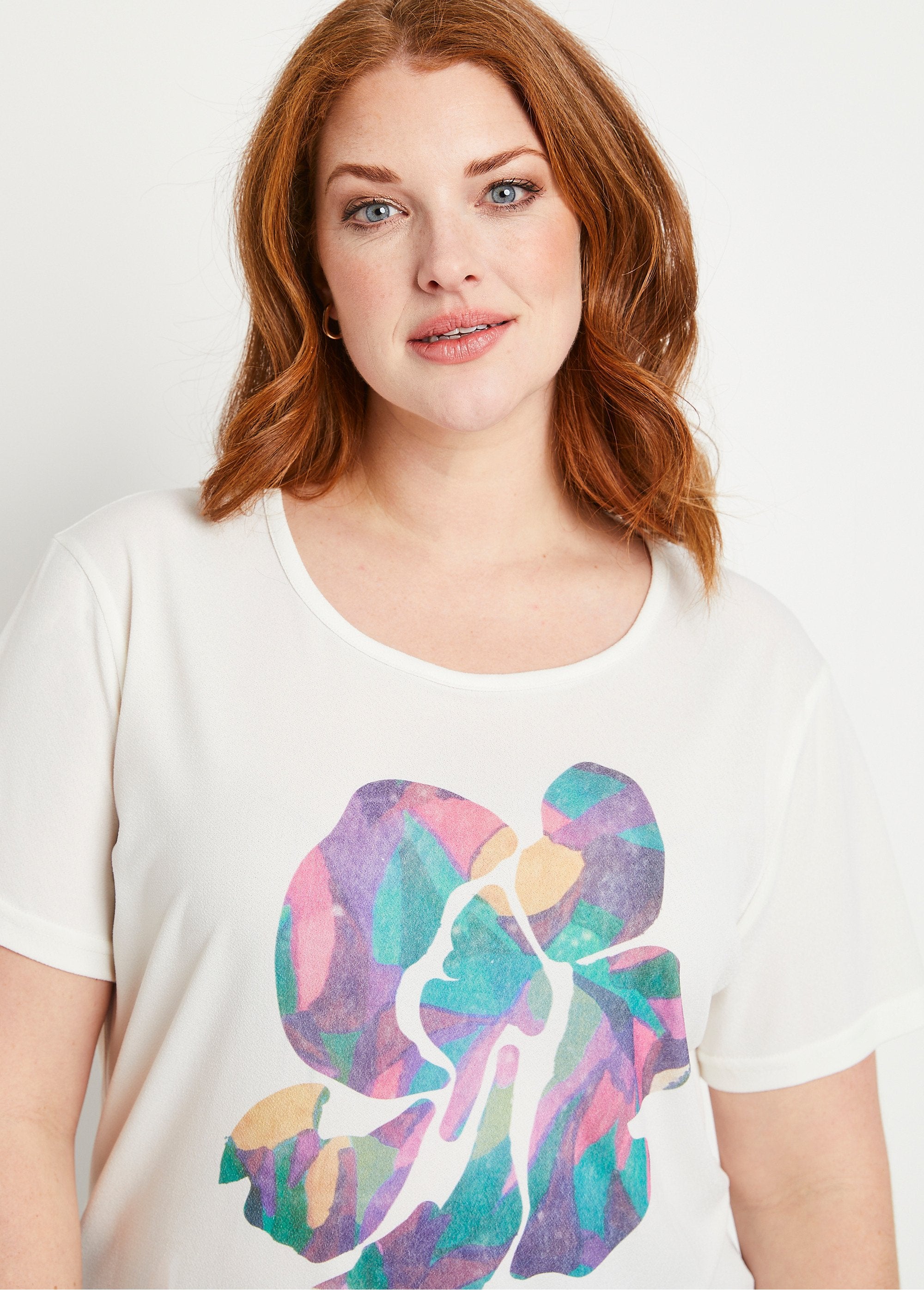 Kort_wit_T-shirt_met_patroon_Ecru_achtergrond_DE1_curvy