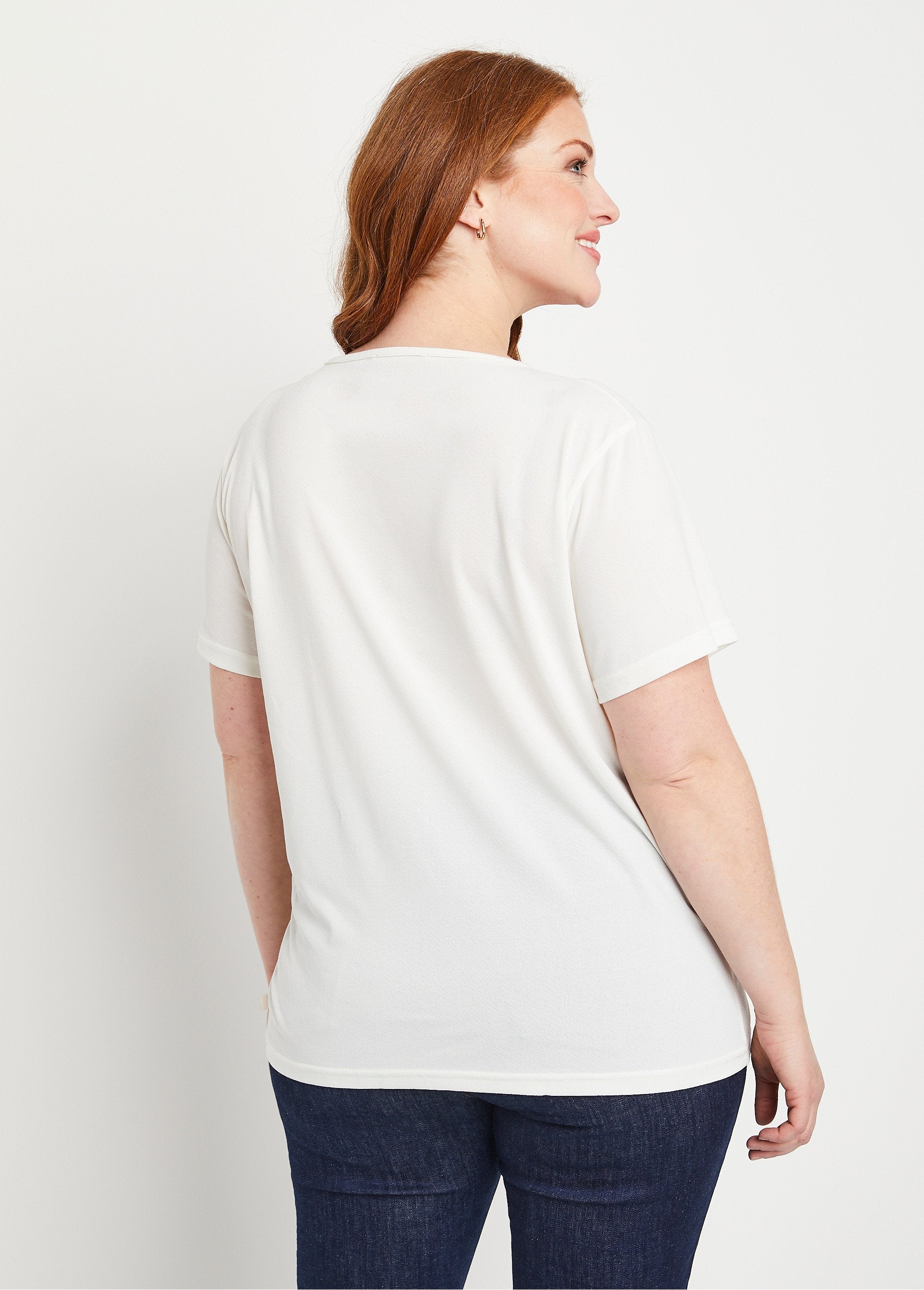 Kort_wit_T-shirt_met_patroon_Ecru_achtergrond_DO1_curvy