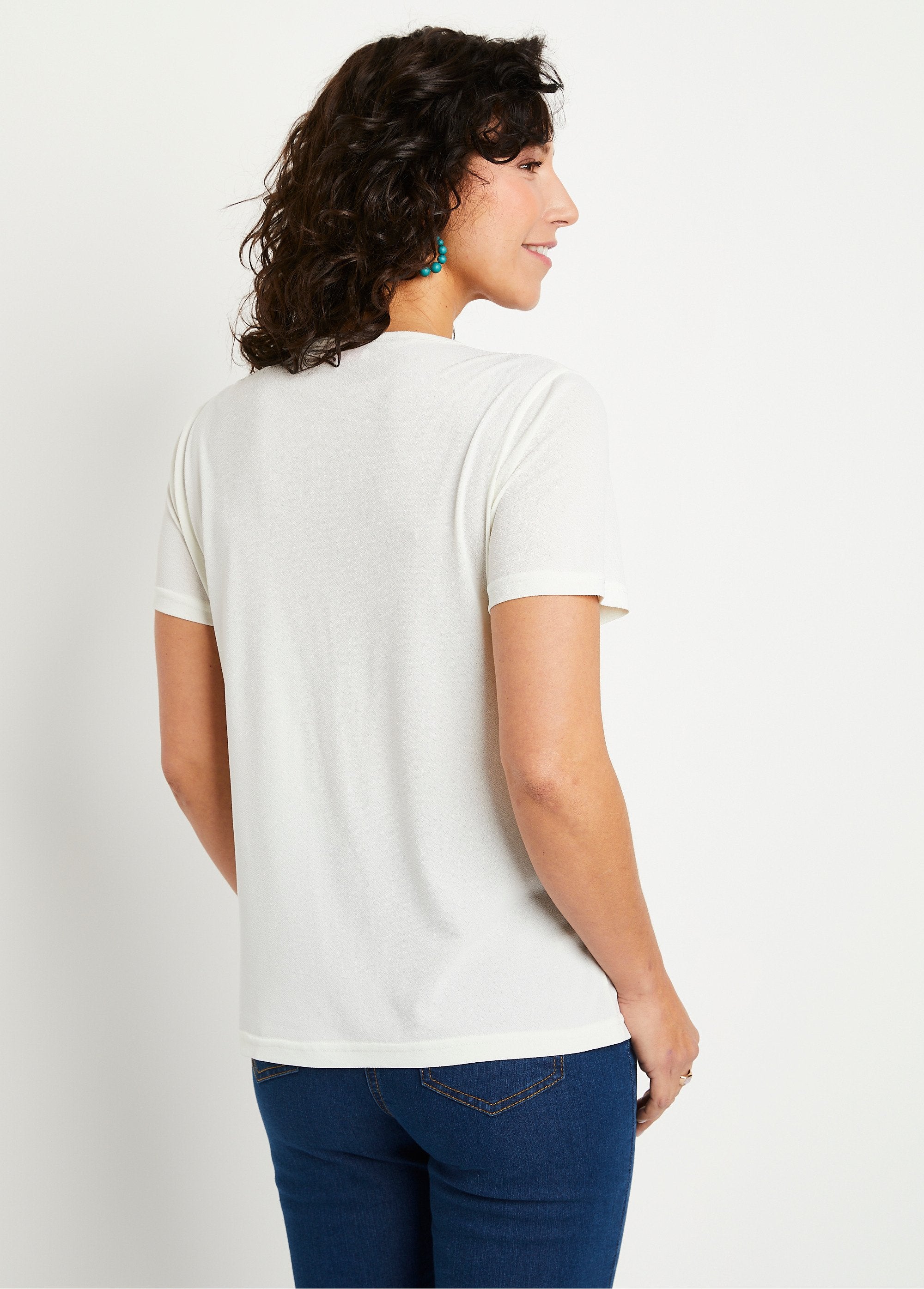 Kort_wit_T-shirt_met_patroon_Ecru_achtergrond_DO1_slim