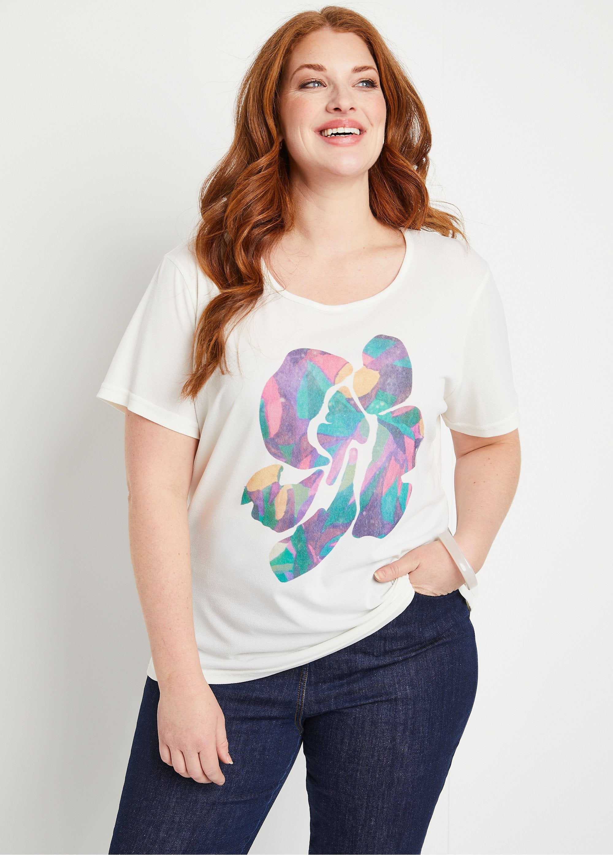 Kort_wit_T-shirt_met_patroon_Ecru_achtergrond_FA1_curvy