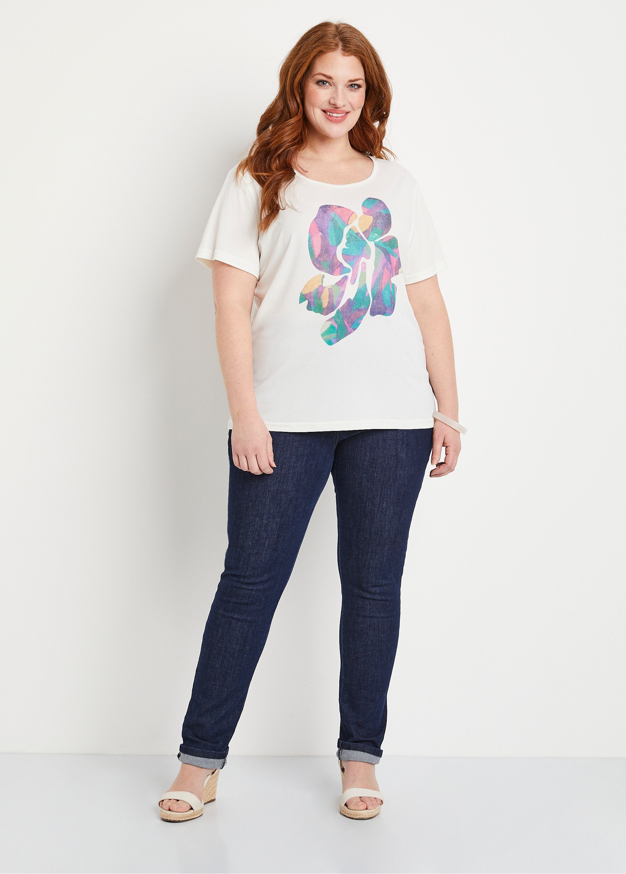 Kort_wit_T-shirt_met_patroon_Ecru_achtergrond_SF1_curvy