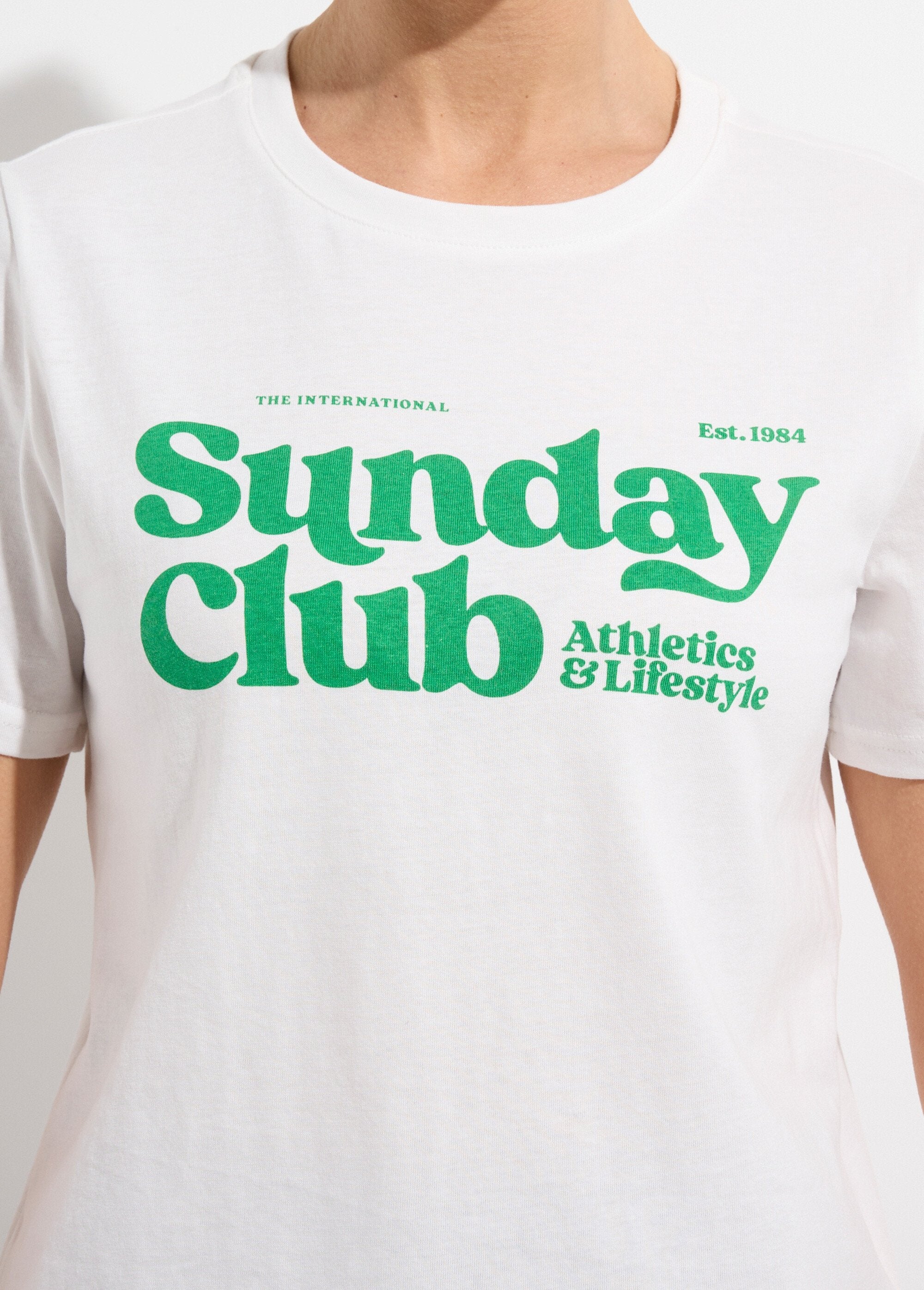 Wit_T-shirt_met_opschrift_Sunday_Club_Blanc_et_vert_DE1_slim