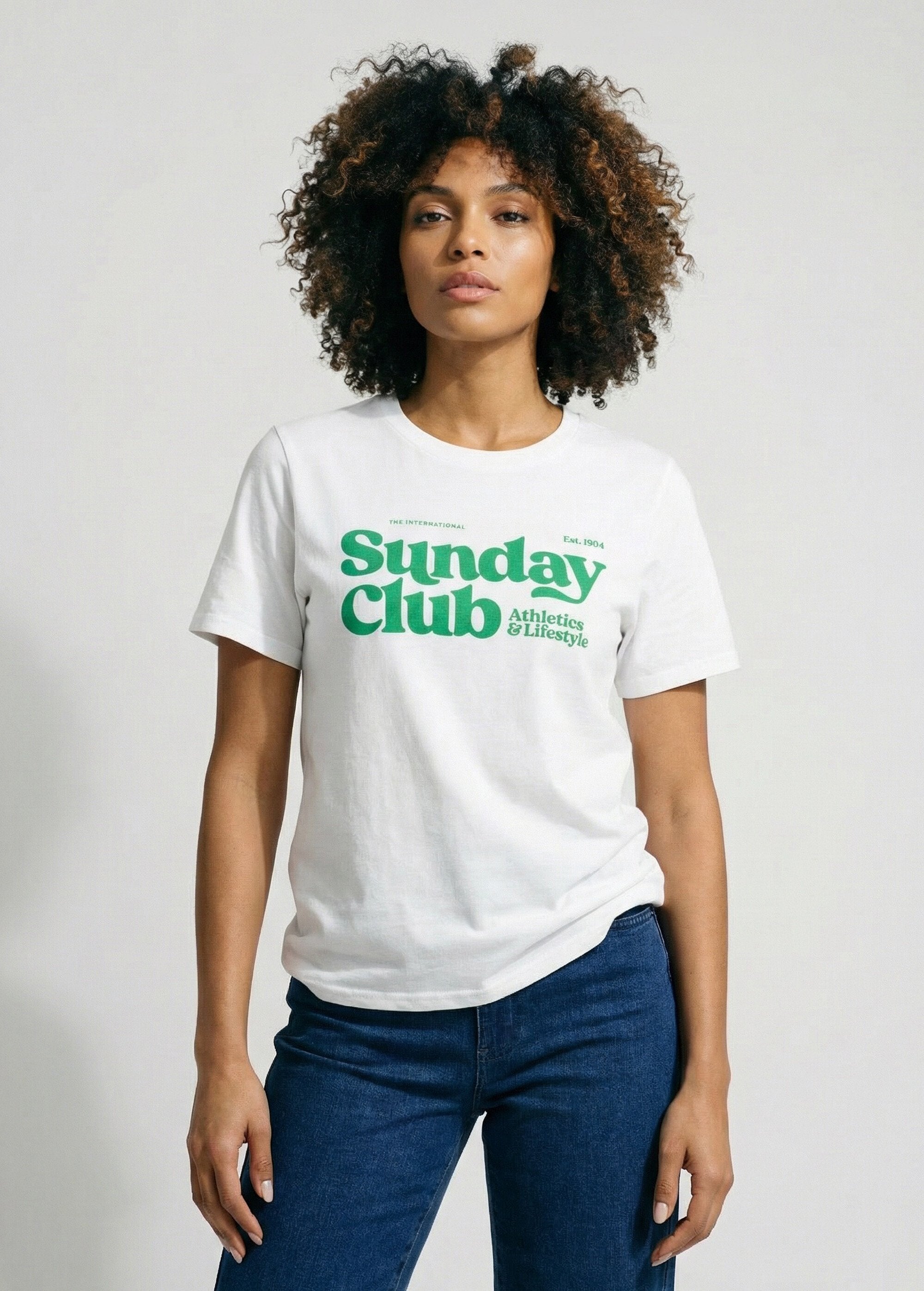 Wit_T-shirt_met_opschrift_Sunday_Club_Blanc_et_vert_FA2_slim