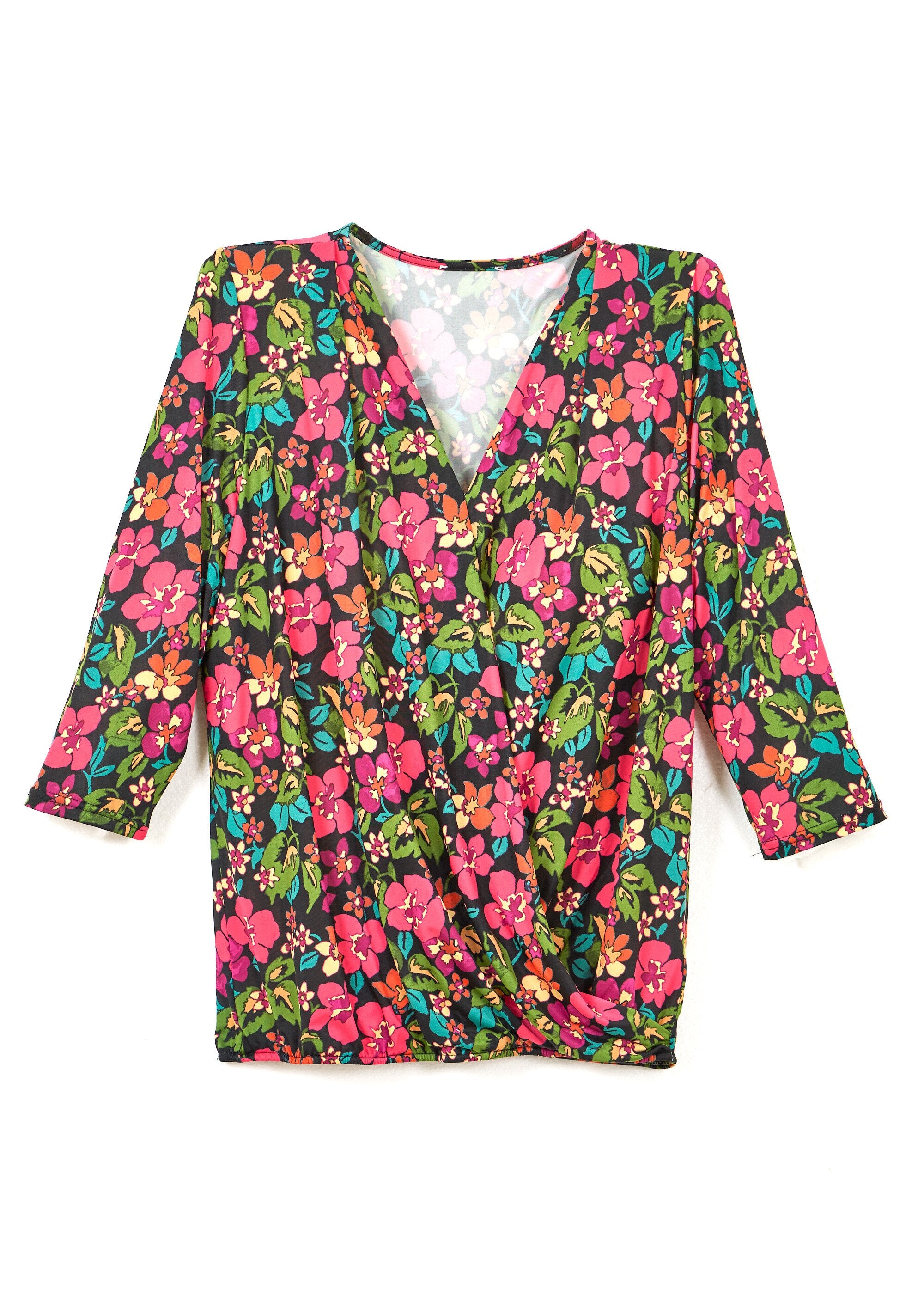 Gebloemd_wikkel_T-shirt_Noir_et_fuchsia_AP1_slim