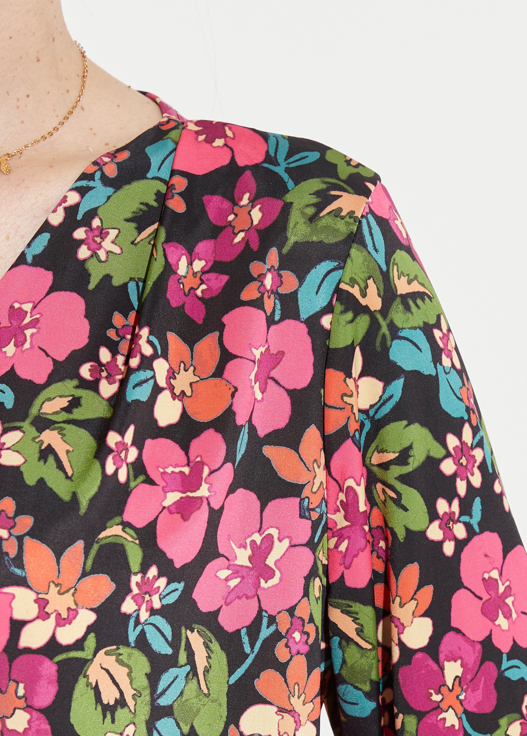 Gebloemd_wikkel_T-shirt_Noir_et_fuchsia_DE2_slim