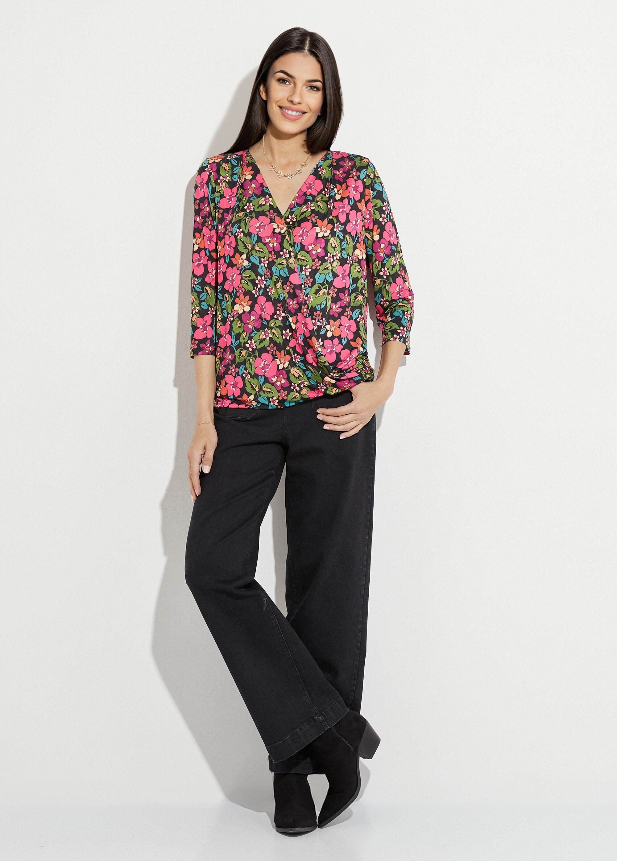 Gebloemd_wikkel_T-shirt_Noir_et_fuchsia_SF1_slim