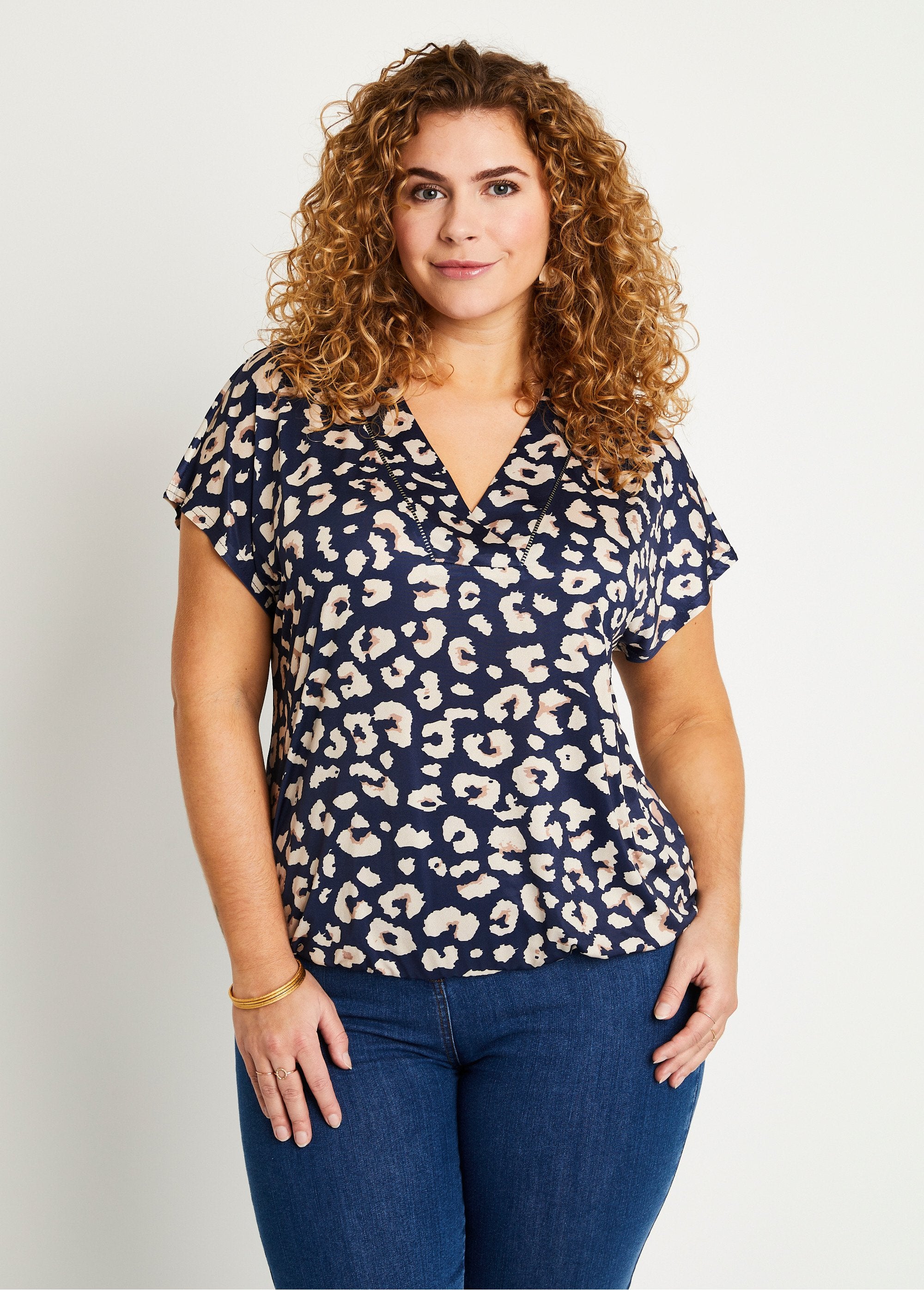 T-shirt_met_dierenprint_en_V-hals_Marine_en_beige_FA1_curvy