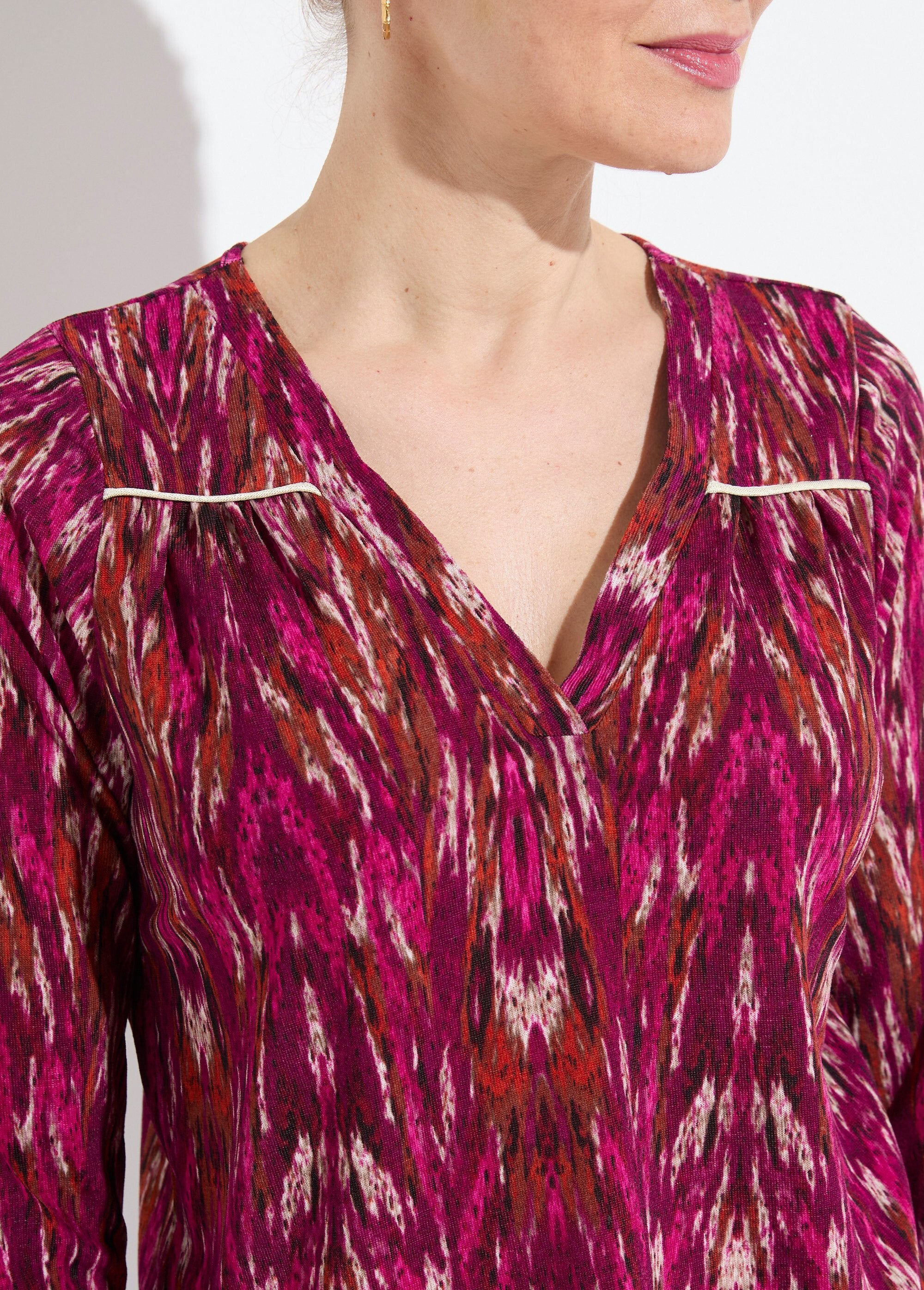 Warm_T-shirt_met_V-hals_en_opdruk,_lange_mouwen_Cassis_et_beige_DE1_slim