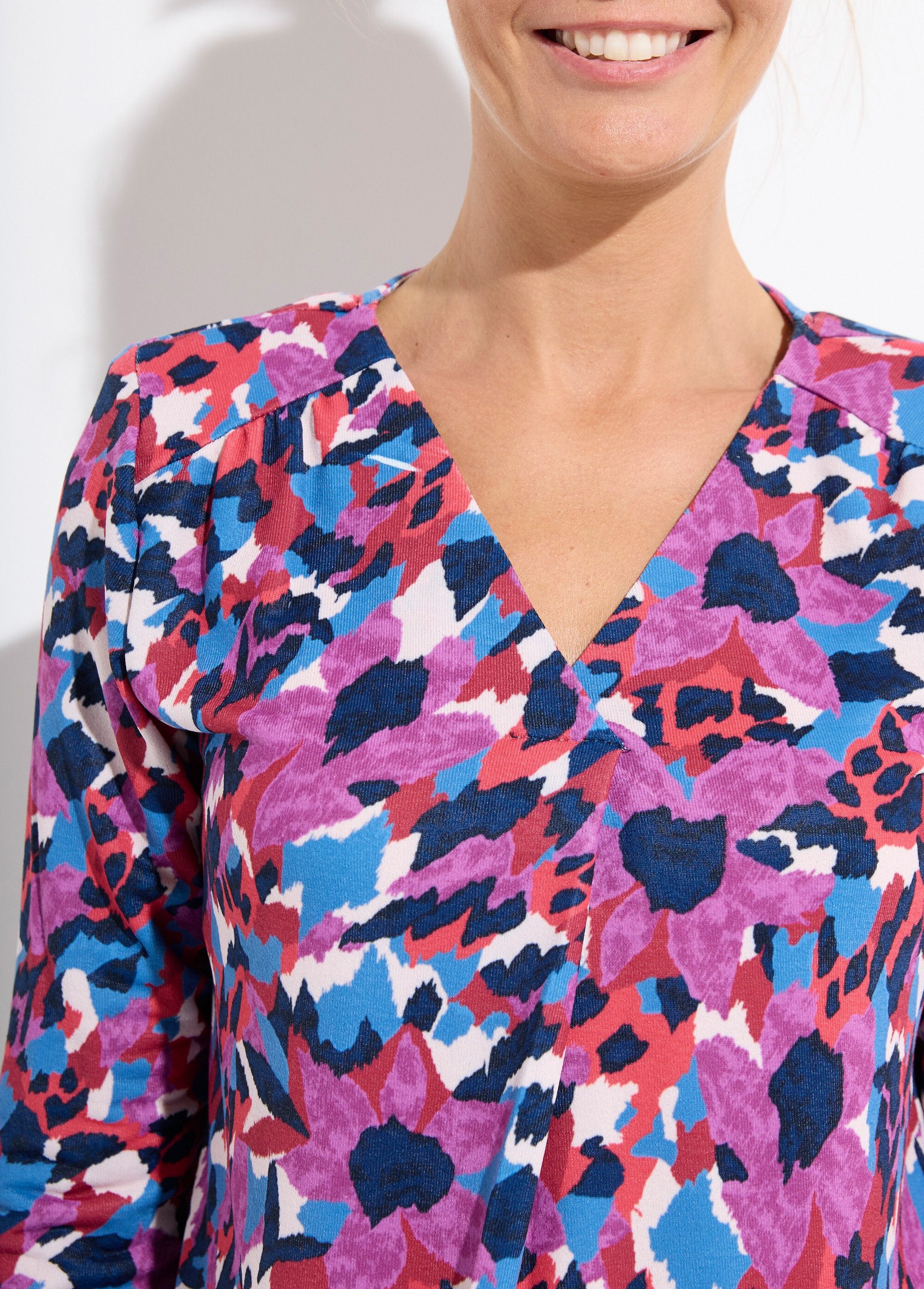 Warm_T-shirt_met_uitlopende_V-hals_en_veelkleurige_print_Imprime_bleu_DE1_slim