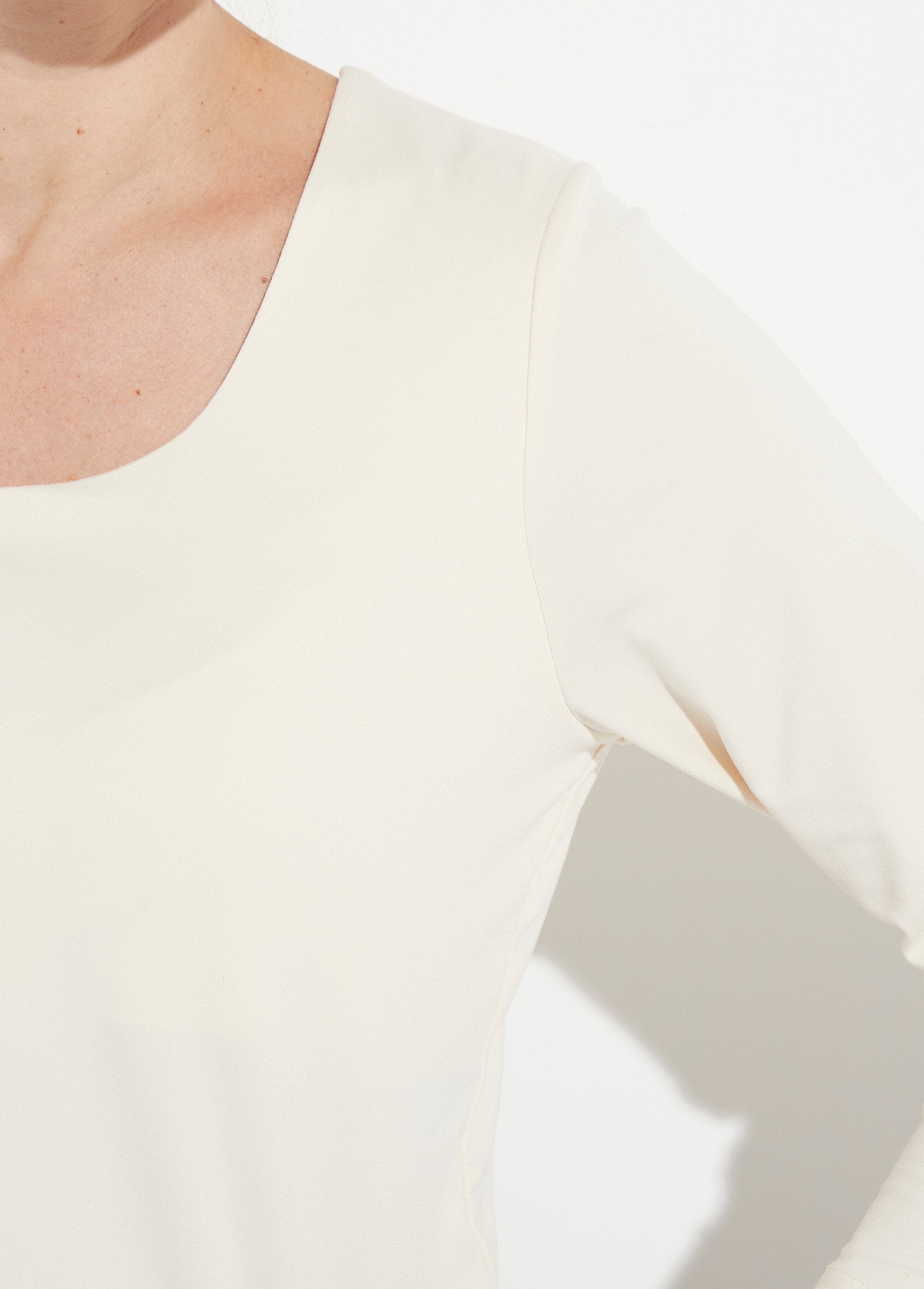 T-shirt_met_lange_mouwen_Ecru_DE1_slim