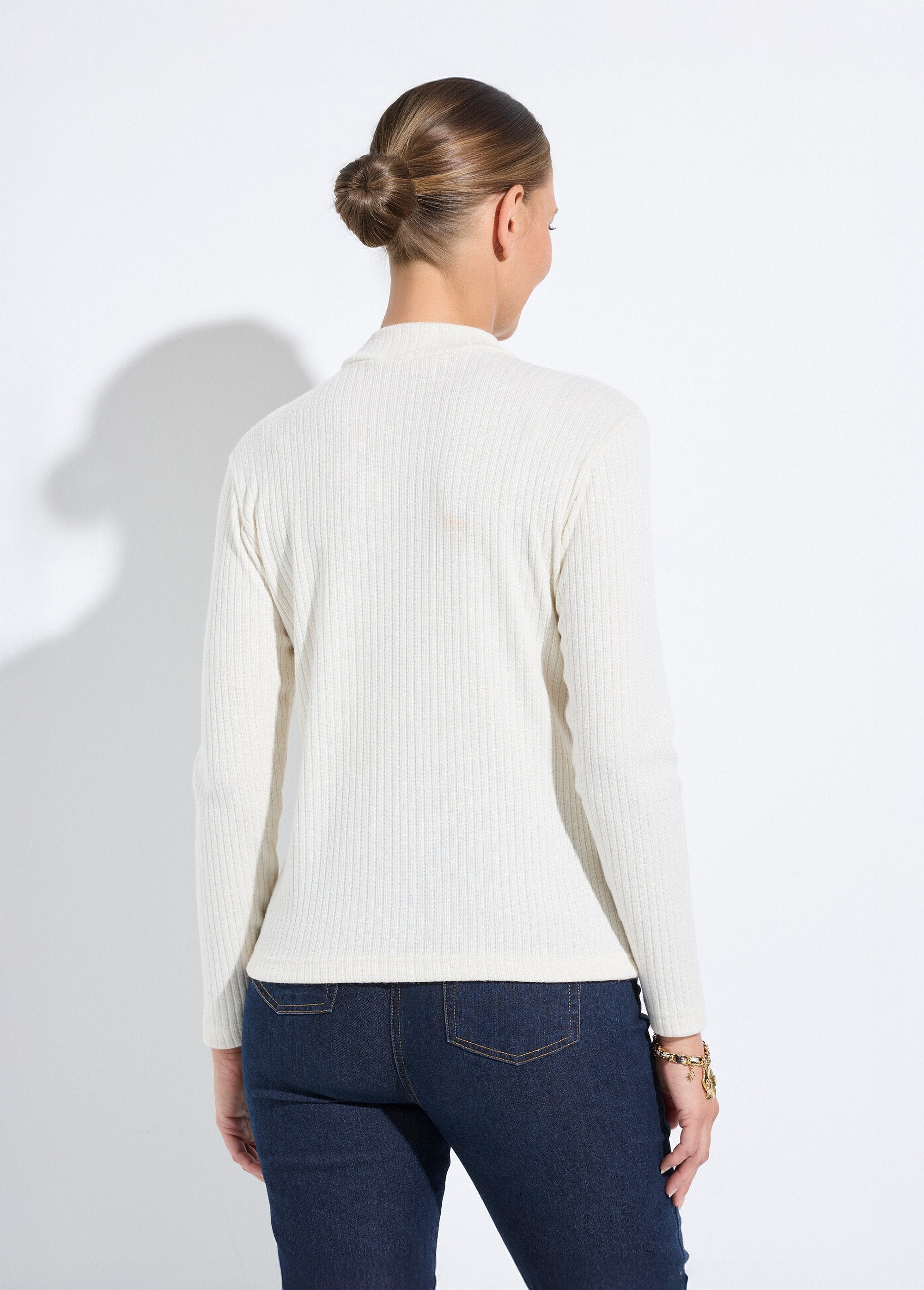 T-shirt_met_lange_mouwen_en_ribgebreide_opstaande_kraag_Ecru_DO1_slim