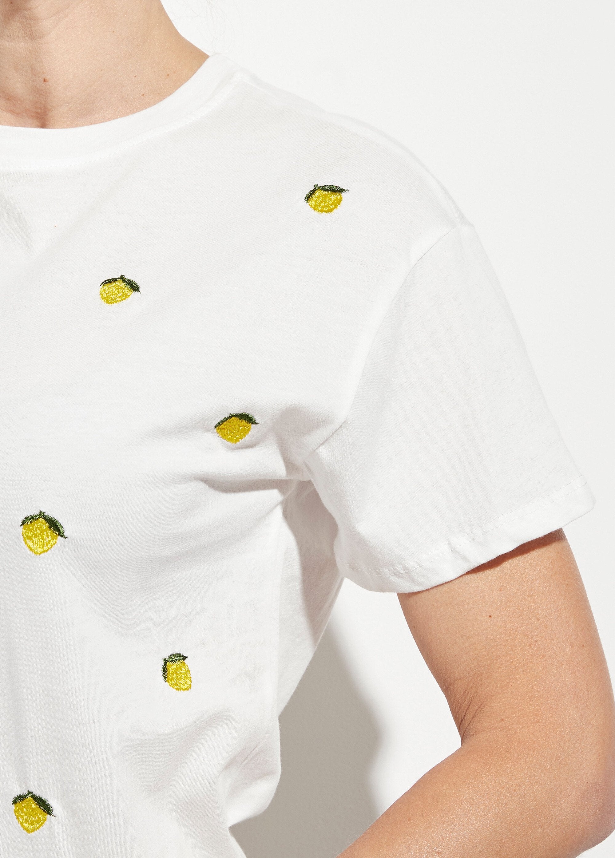 T-shirt_met_ronde_hals_en_citroenborduursel_Blanc_DE1_slim