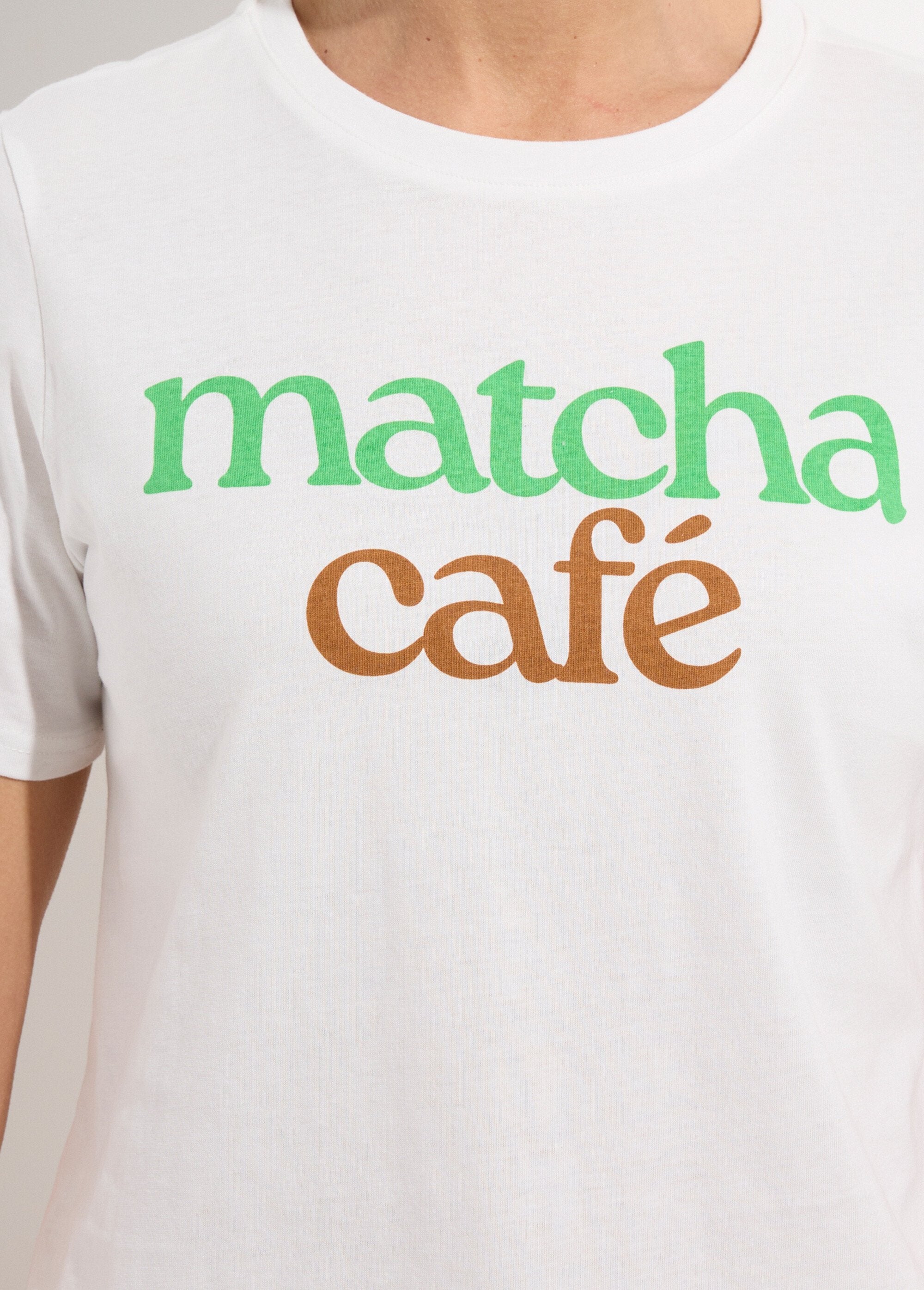 T-shirt_met_ronde_hals_en_Matcha-logo_Blanc_DE1_slim