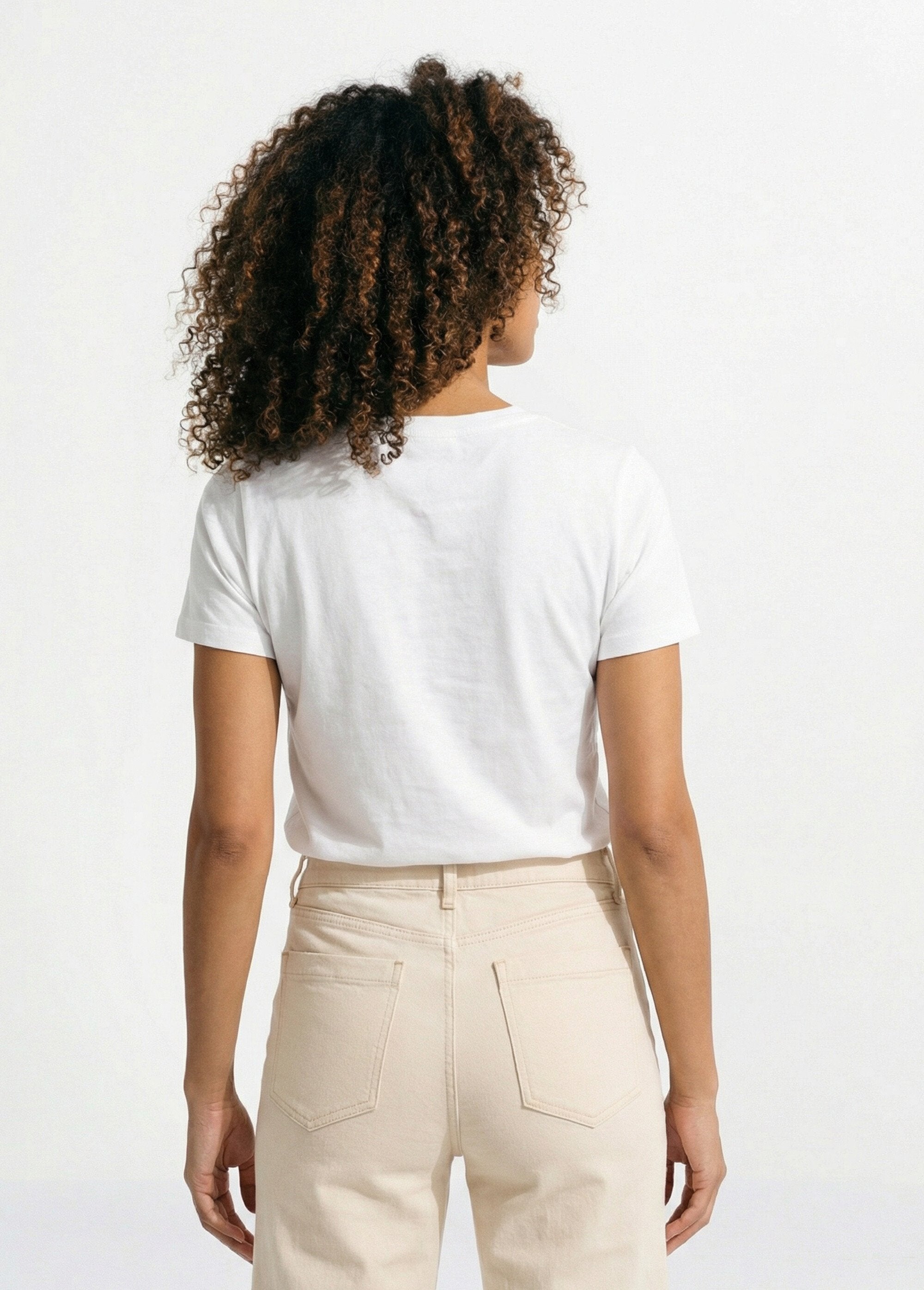 T-shirt_met_ronde_hals_en_Matcha-logo_Blanc_DO1_slim