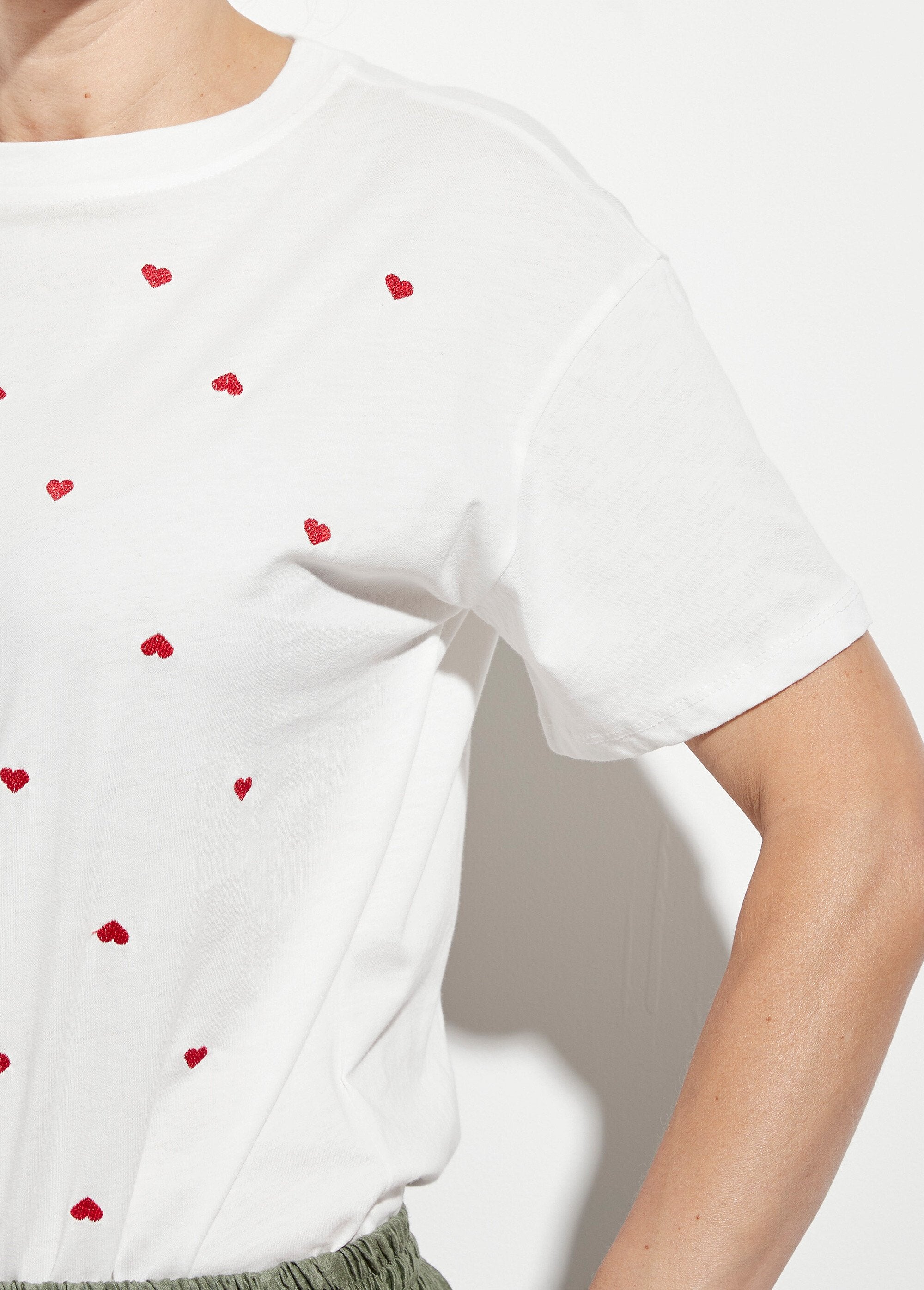 T-shirt_met_ronde_hals_en_geborduurde_hartjes_Blanc_DE1_slim