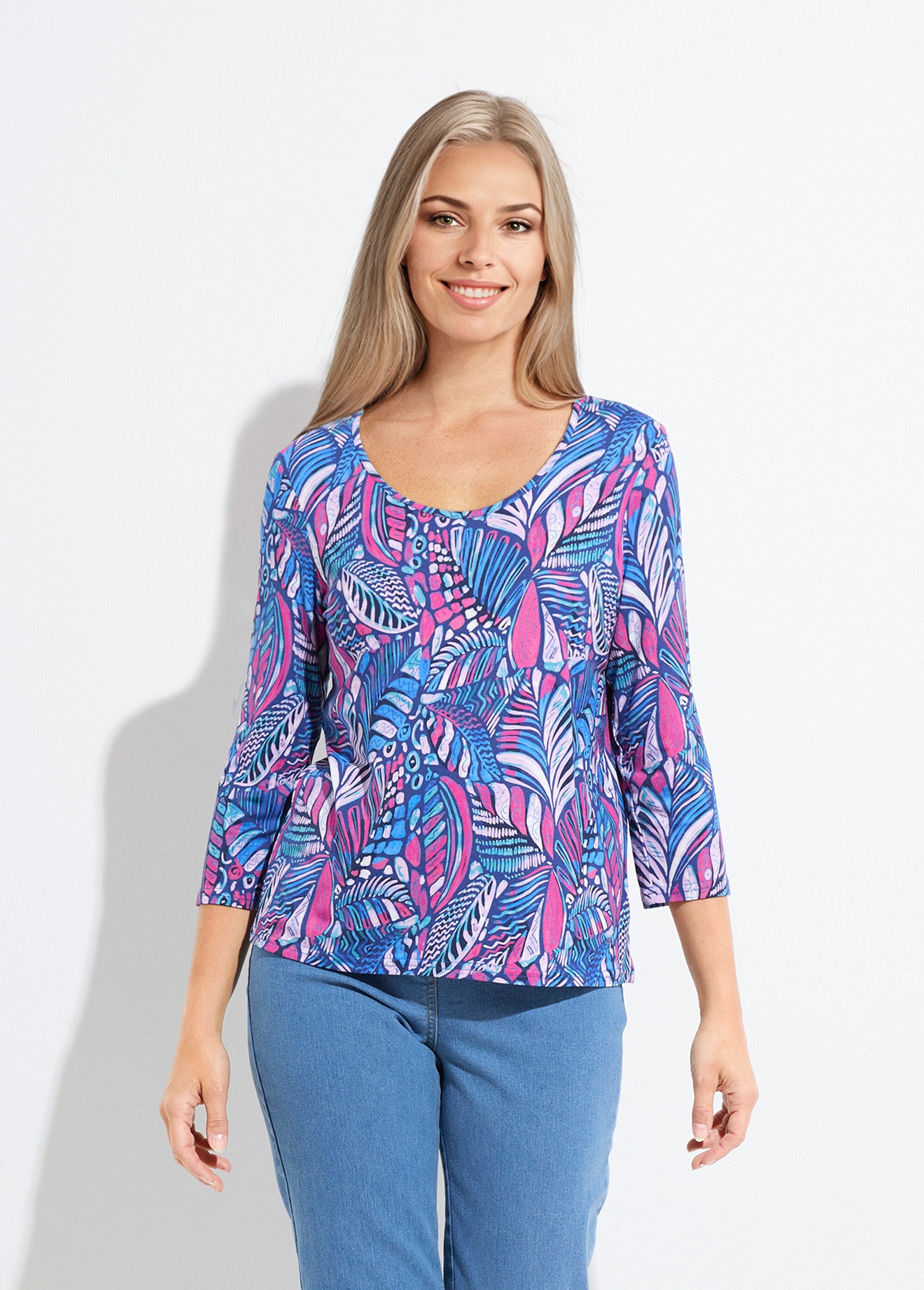 T-shirt_met_patchworkprint_en_ronde_hals_Bleu_et_rose_FA1_slim