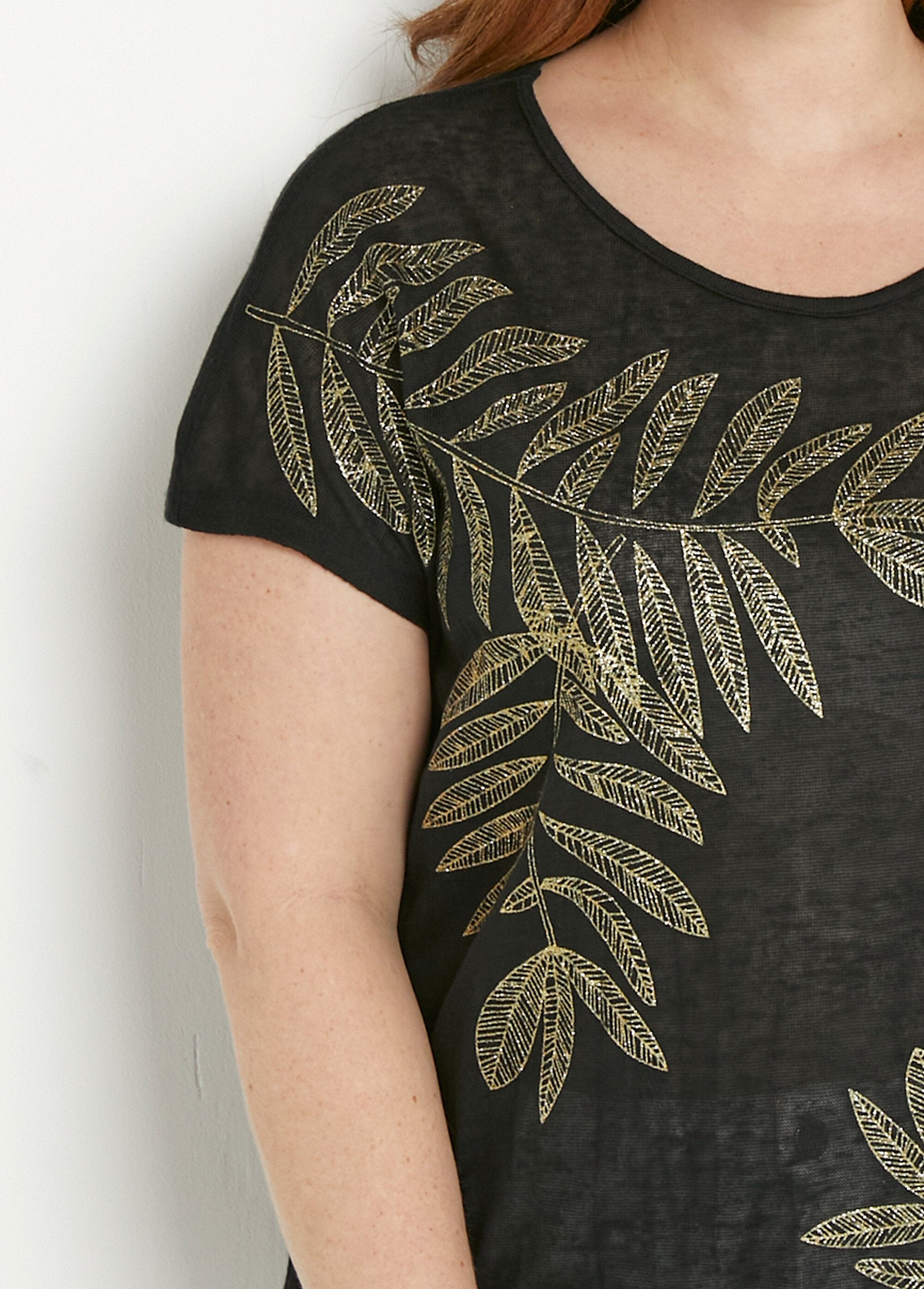 T-shirt_met_ronde_hals_in_gevlamd_breisel_met_goudkleurig_motief_Noir_DE1_curvy