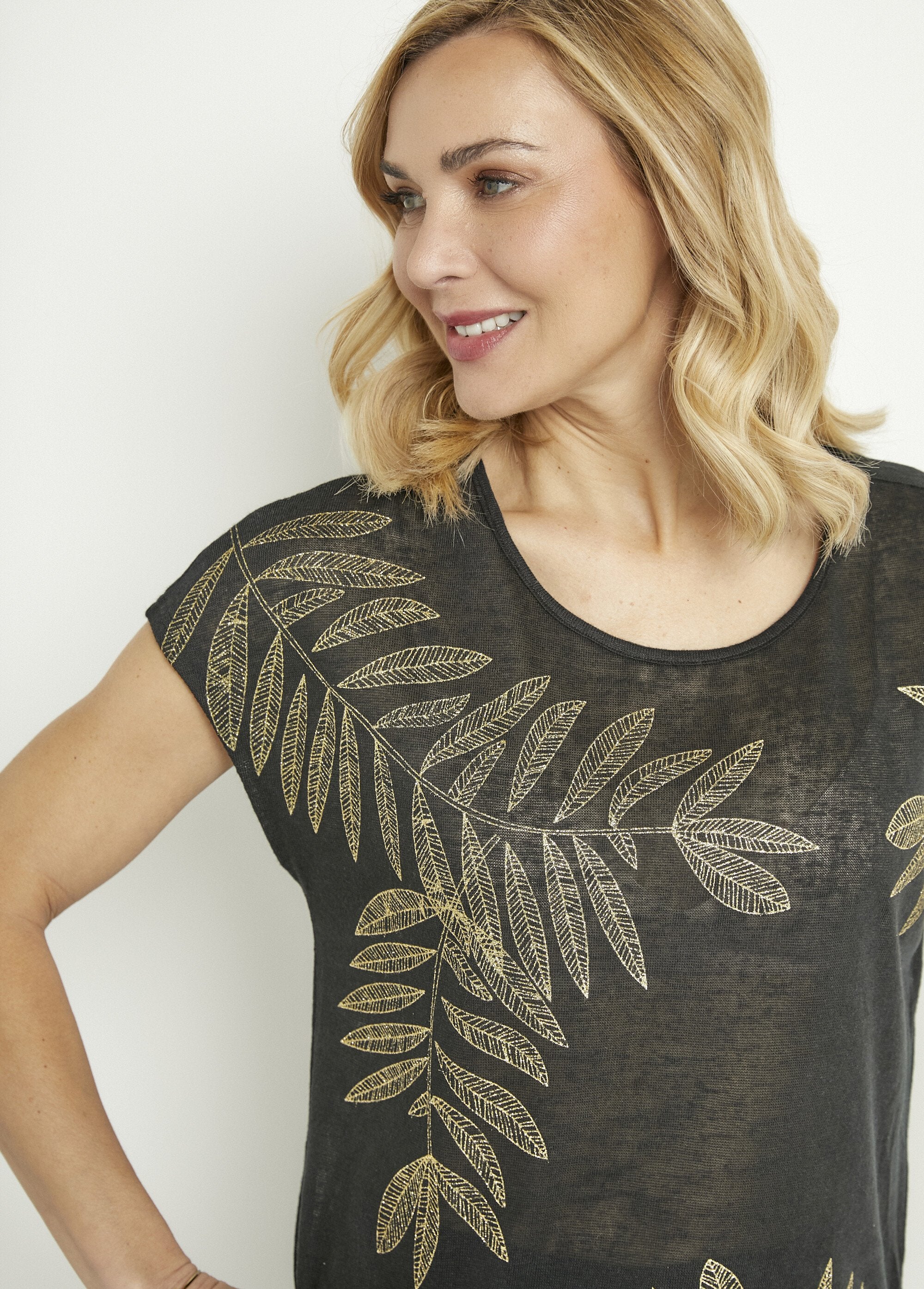 T-shirt_met_ronde_hals_in_gevlamd_breisel_met_goudkleurig_motief_Noir_DE1_slim