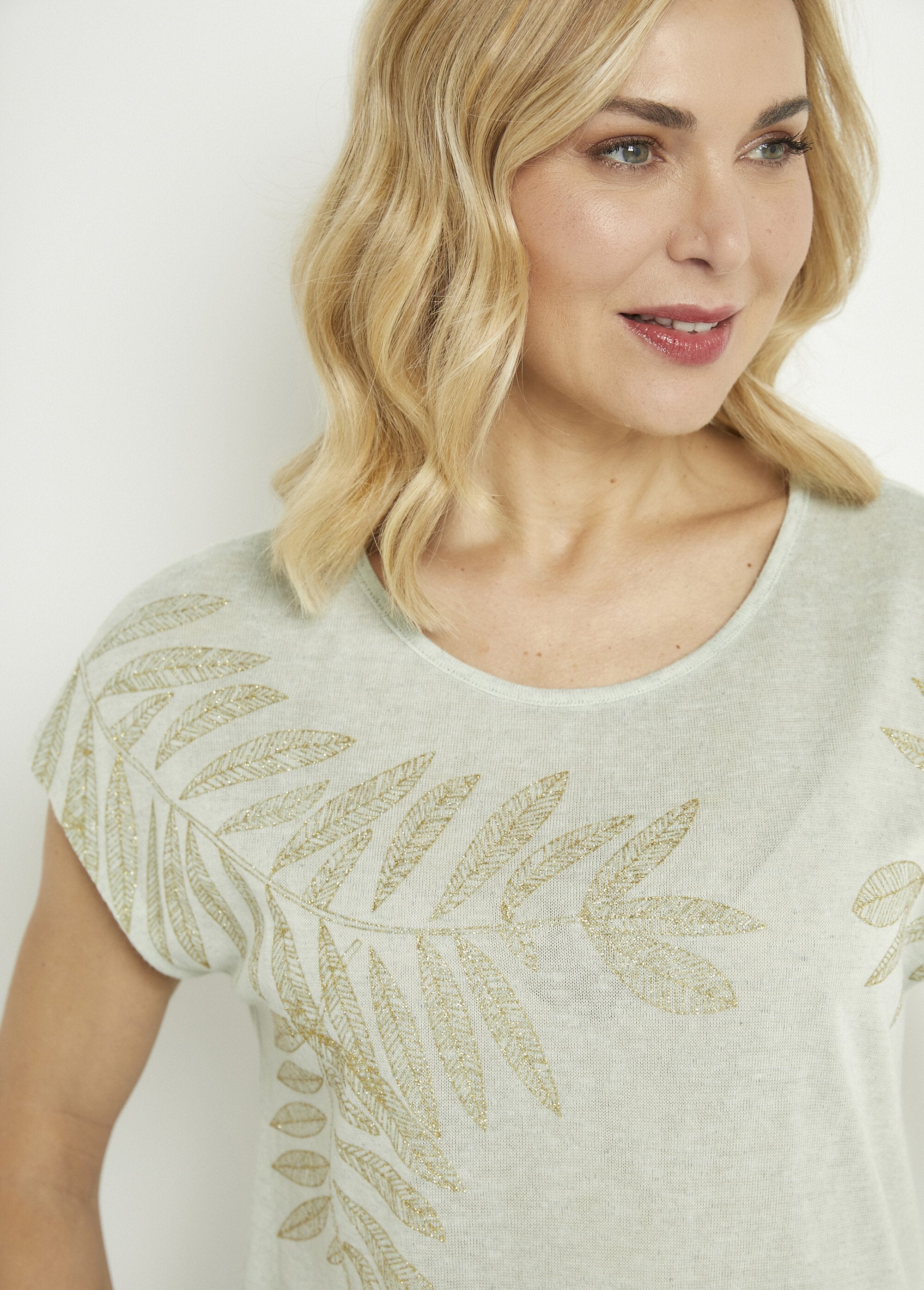 T-shirt_met_ronde_hals_in_gevlamd_breisel_met_goudkleurig_motief_Sauge_DE1_slim