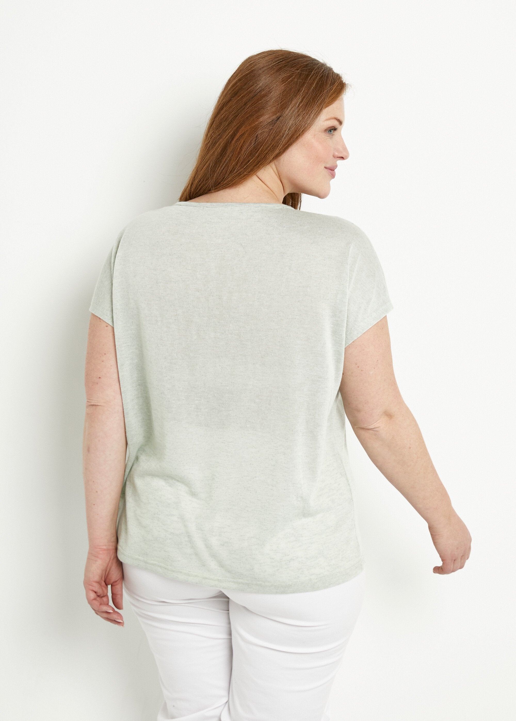 T-shirt_met_ronde_hals_in_gevlamd_breisel_met_goudkleurig_motief_Sauge_DO1_curvy