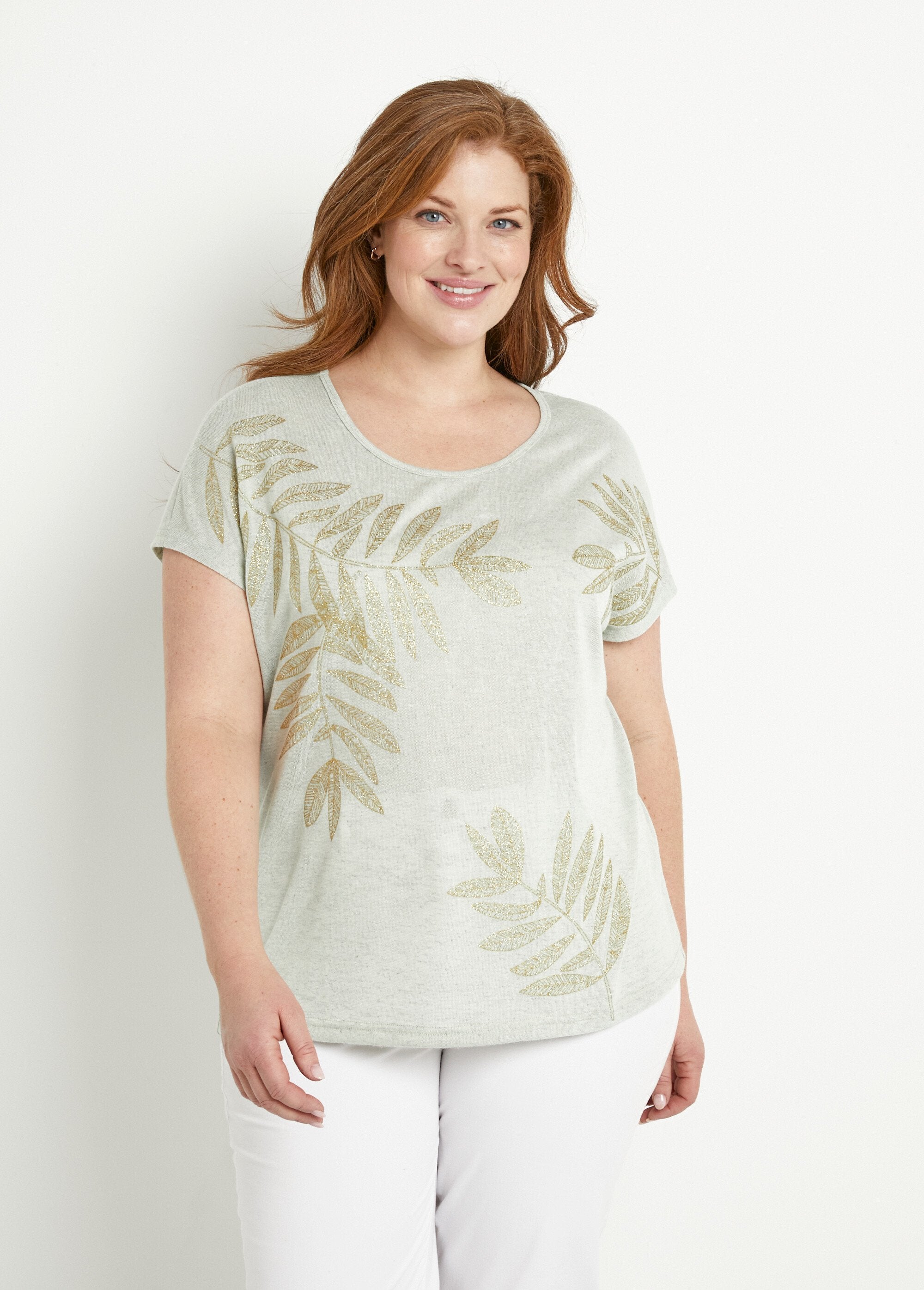 T-shirt_met_ronde_hals_in_gevlamd_breisel_met_goudkleurig_motief_Sauge_FA1_curvy
