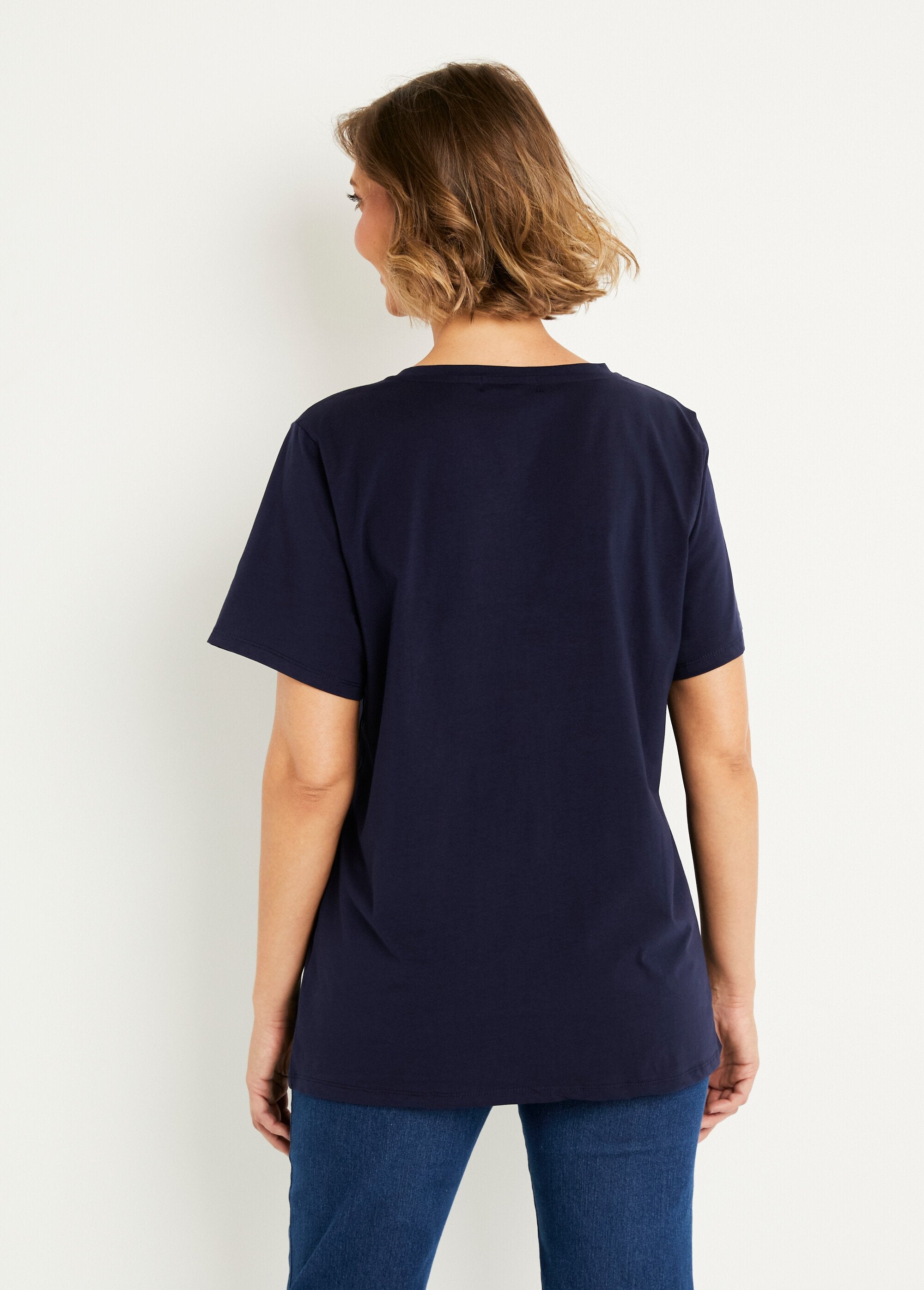 T-shirt_met_V-hals_en_geborduurde_boodschap_Marine_DO1_slim