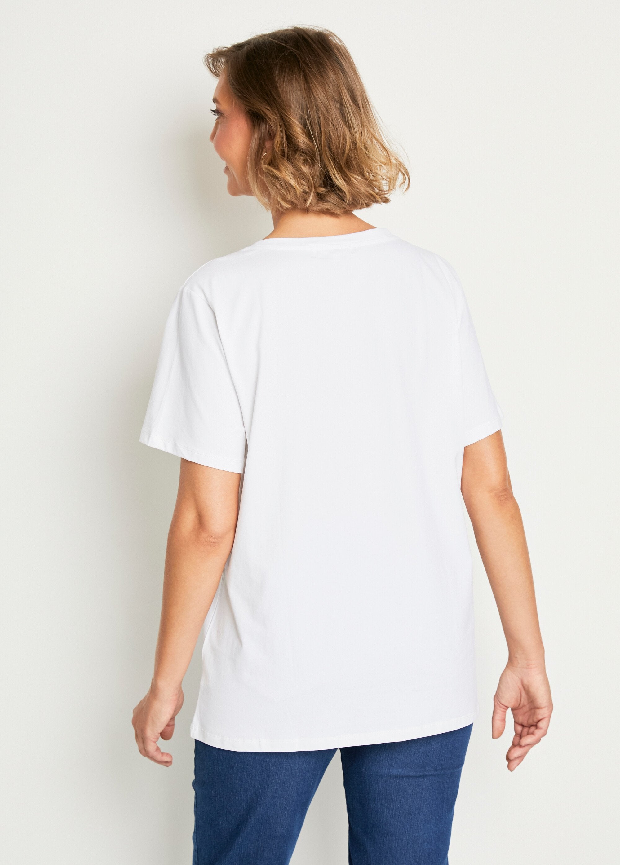 T-shirt_met_V-hals_en_geborduurde_boodschap_Blanc_DO1_slim