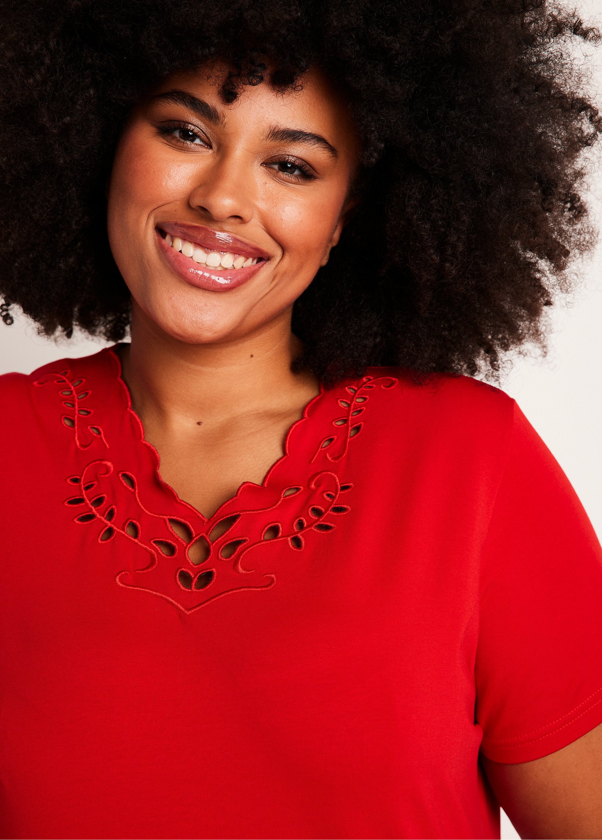 Geborduurd_opengewerkt_V-hals_T-shirt_Rood_DE1_curvy