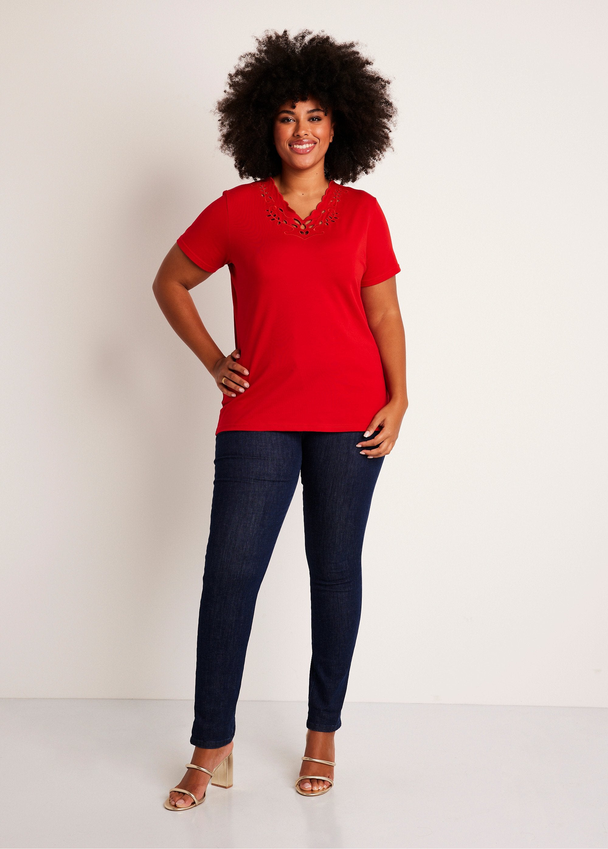 Geborduurd_opengewerkt_V-hals_T-shirt_Rood_SF1_curvy