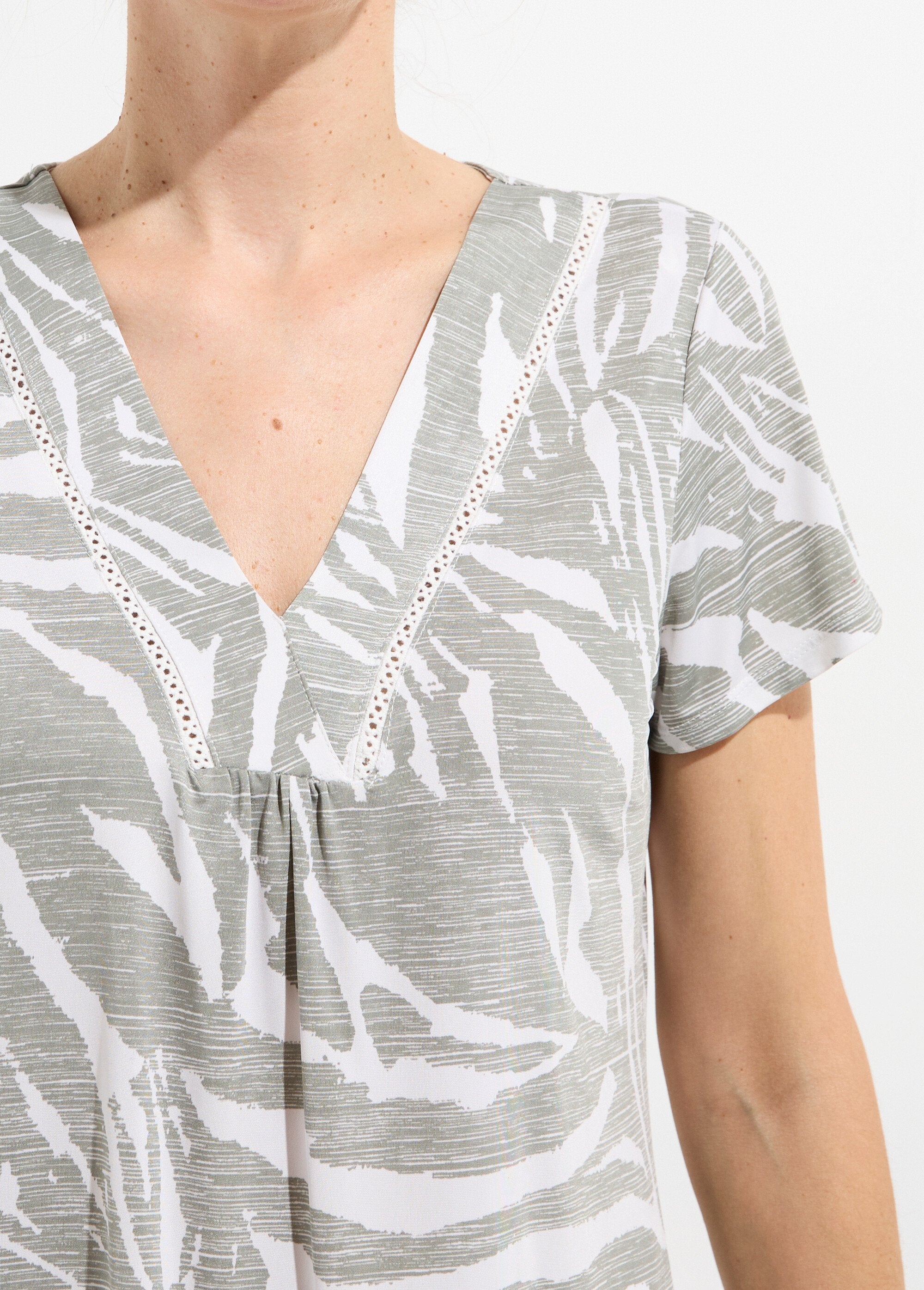 Bedrukt_T-shirt_met_V-hals,_korte_mouwen._Vert_et_ecru_DE1_slim