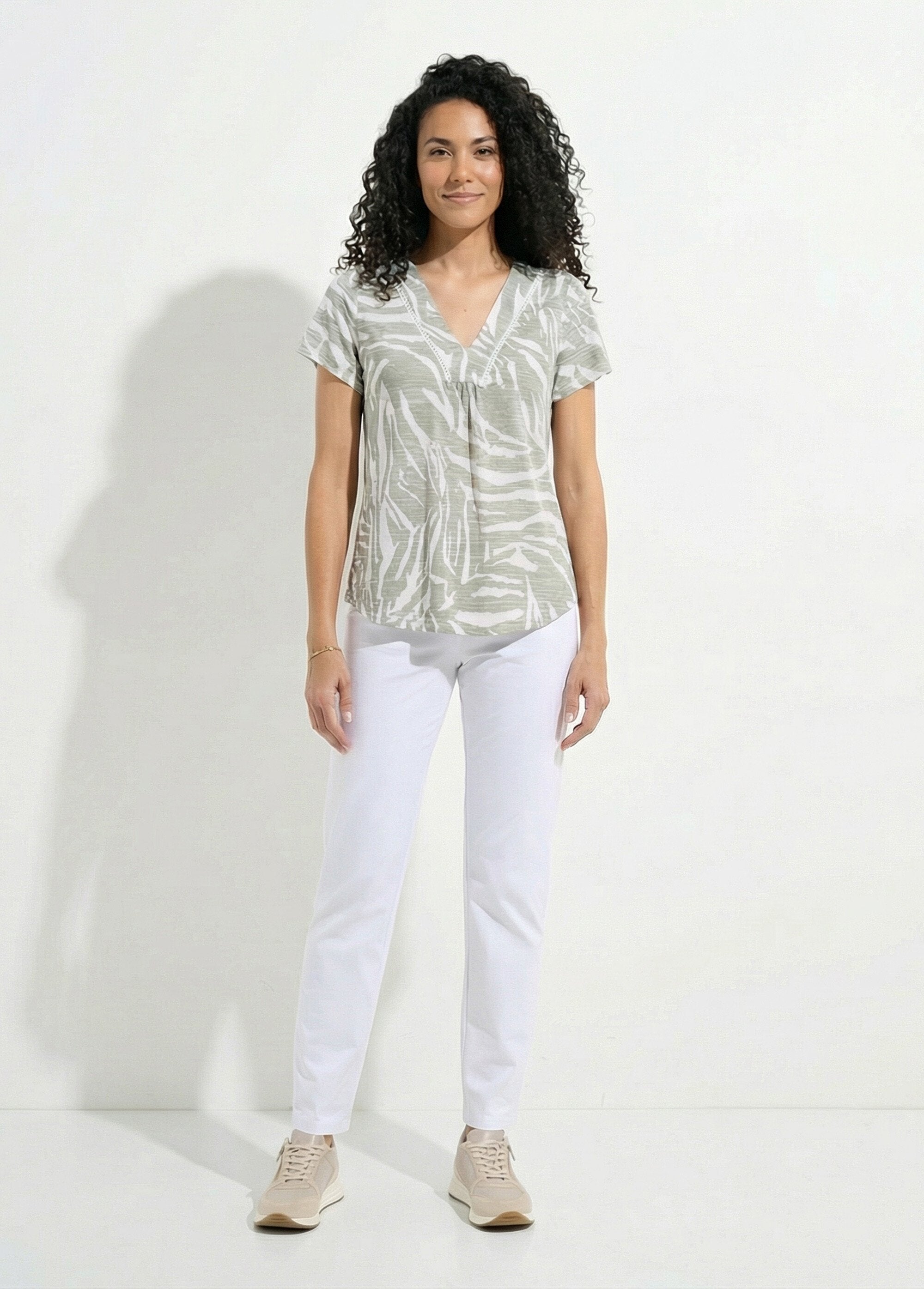 Bedrukt_T-shirt_met_V-hals,_korte_mouwen._Vert_et_ecru_SF1_slim