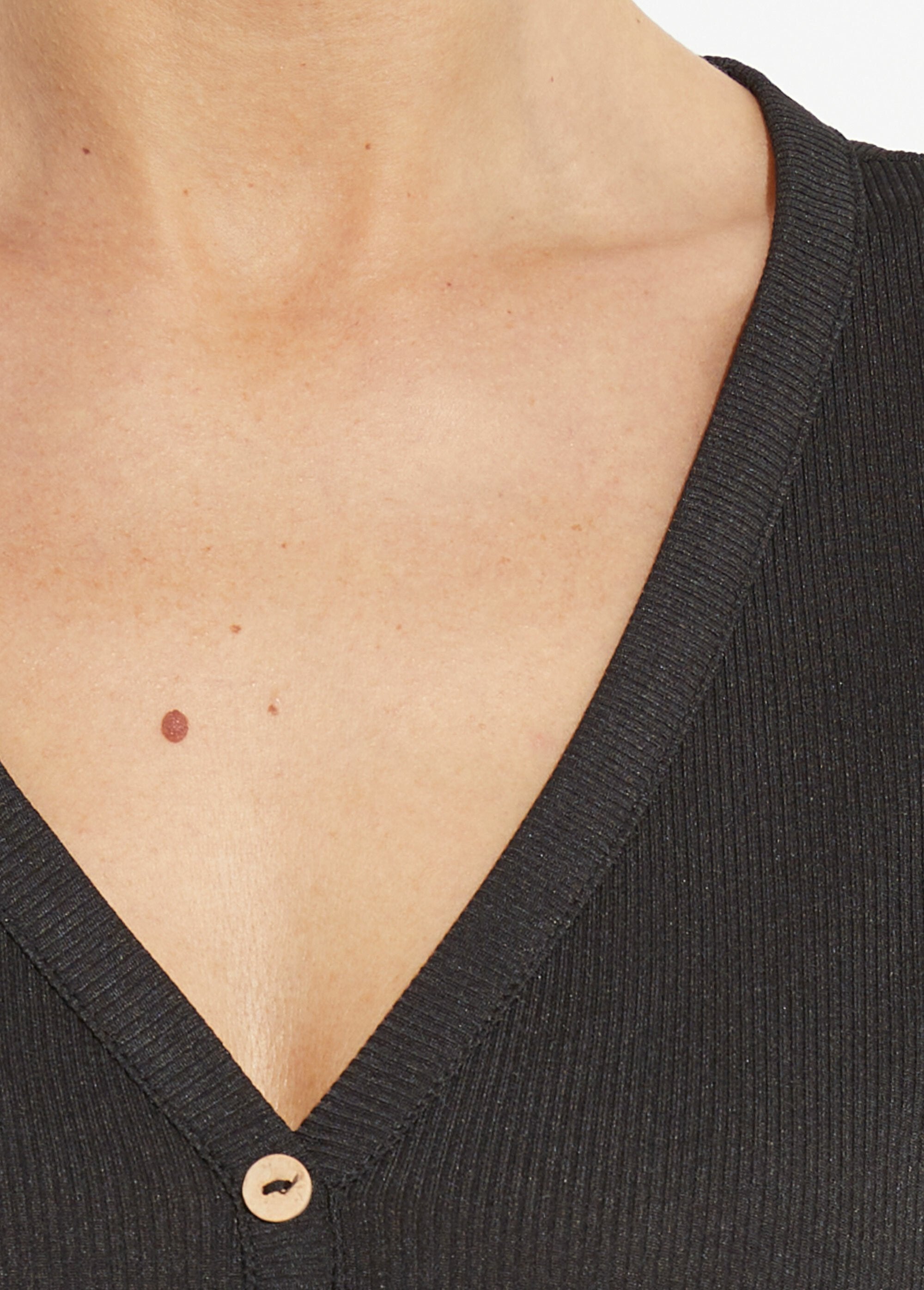 T-shirt_met_V-hals_in_geribde_jersey,_Essentiel_Noir_DE1_slim