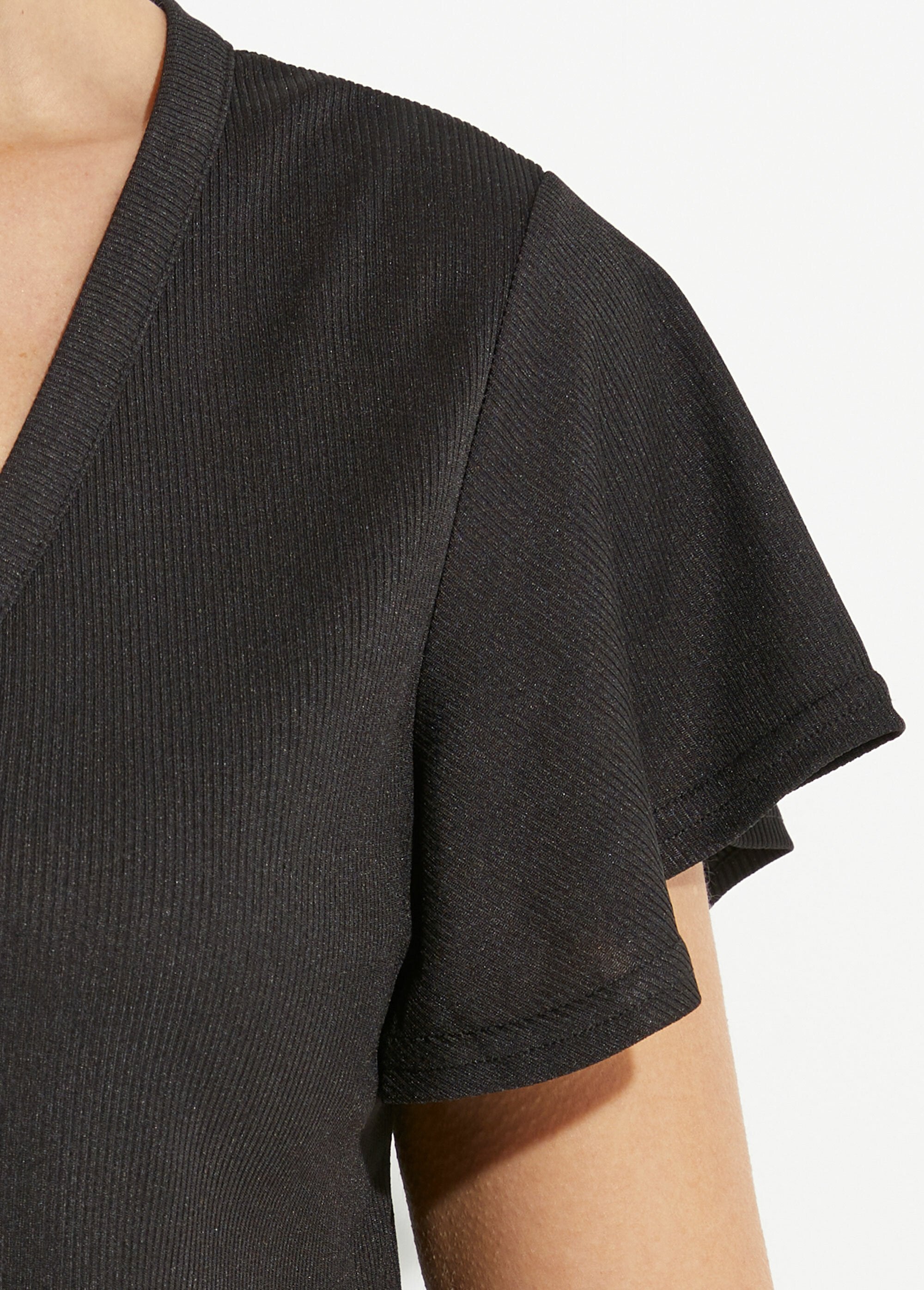 T-shirt_met_V-hals_in_geribde_jersey,_Essentiel_Noir_DE2_slim