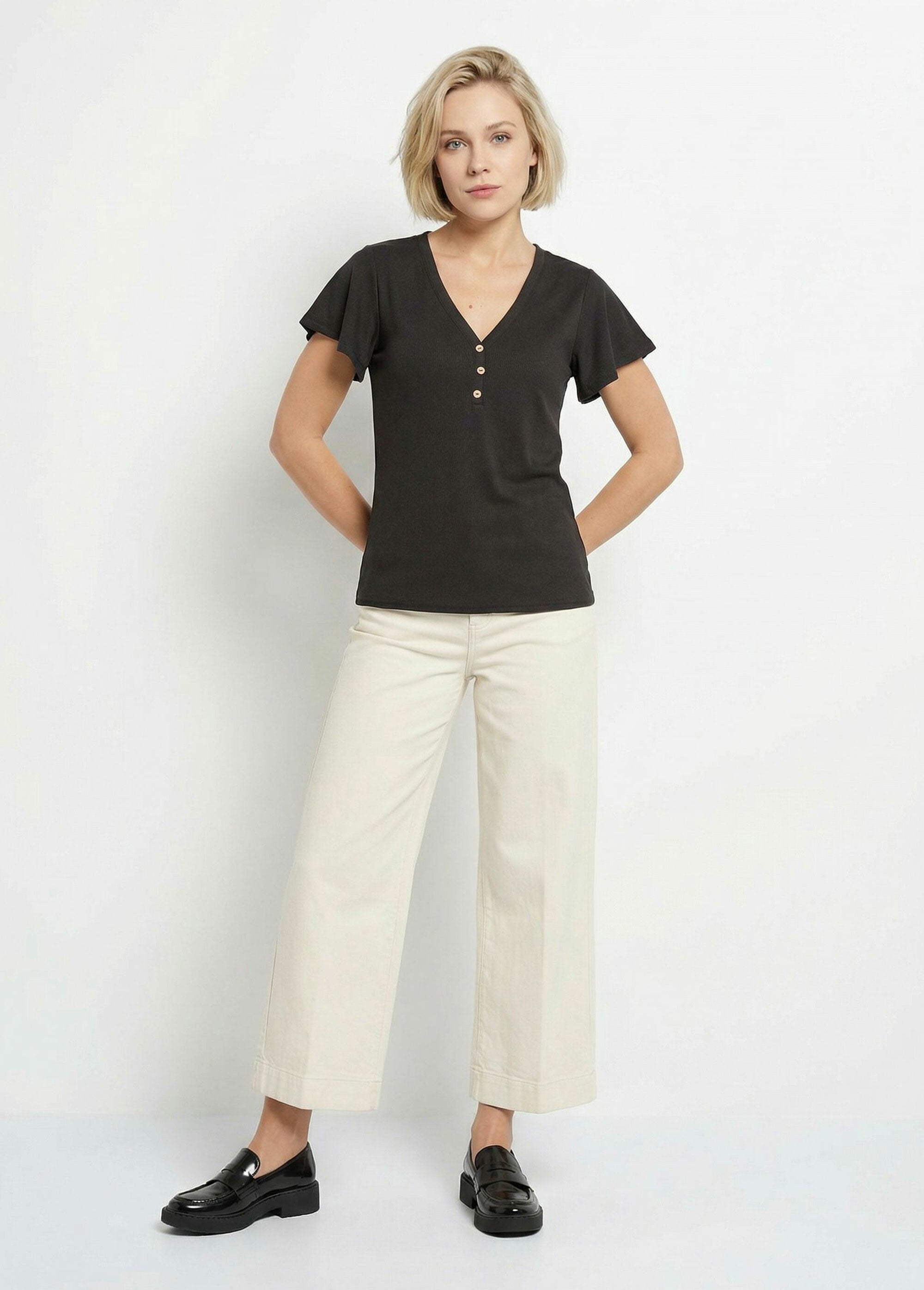 T-shirt_met_V-hals_in_geribde_jersey,_Essentiel_Noir_SF1_slim