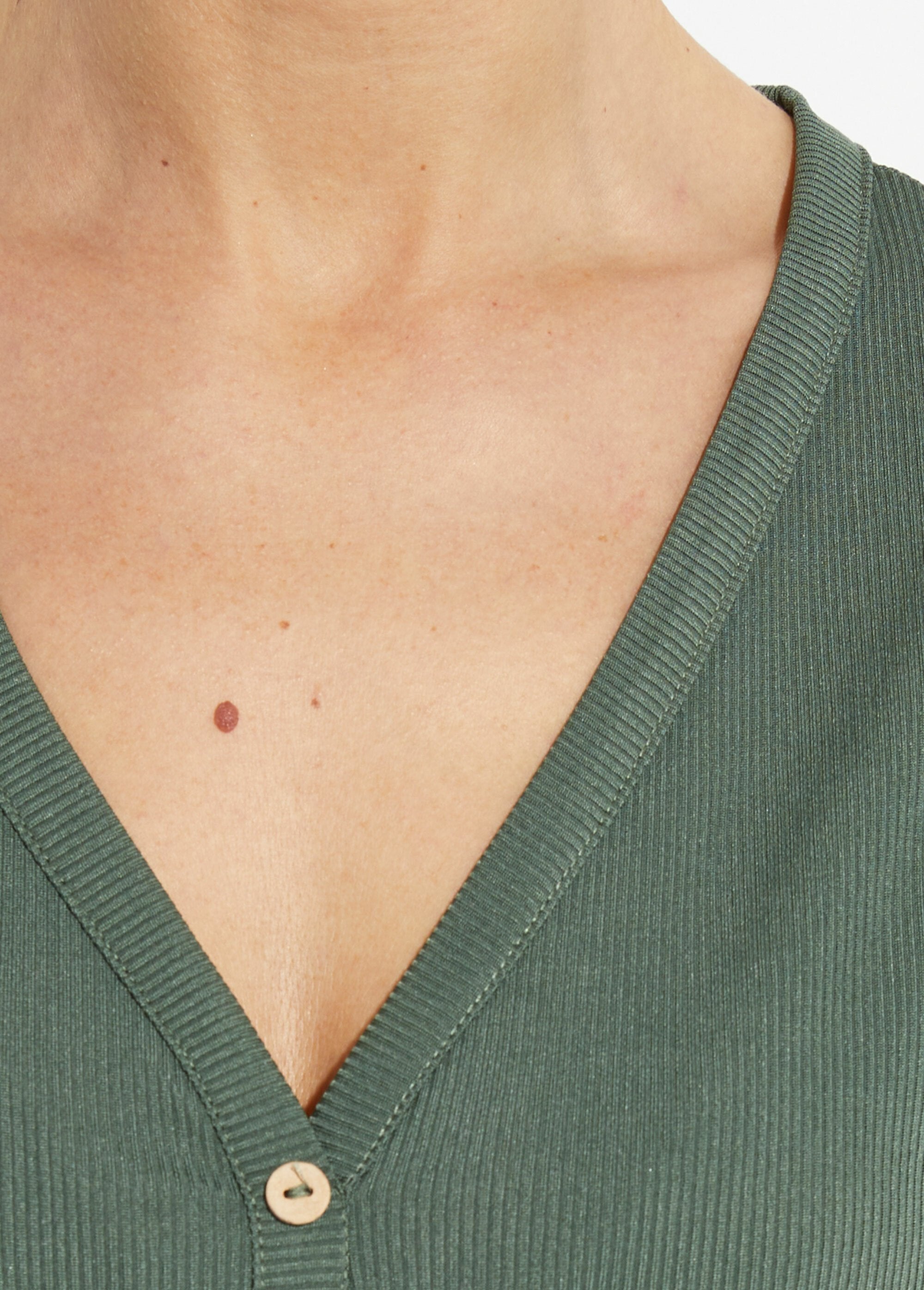 T-shirt_met_V-hals_in_geribde_jersey,_Essentiel_Kaki_DE1_slim