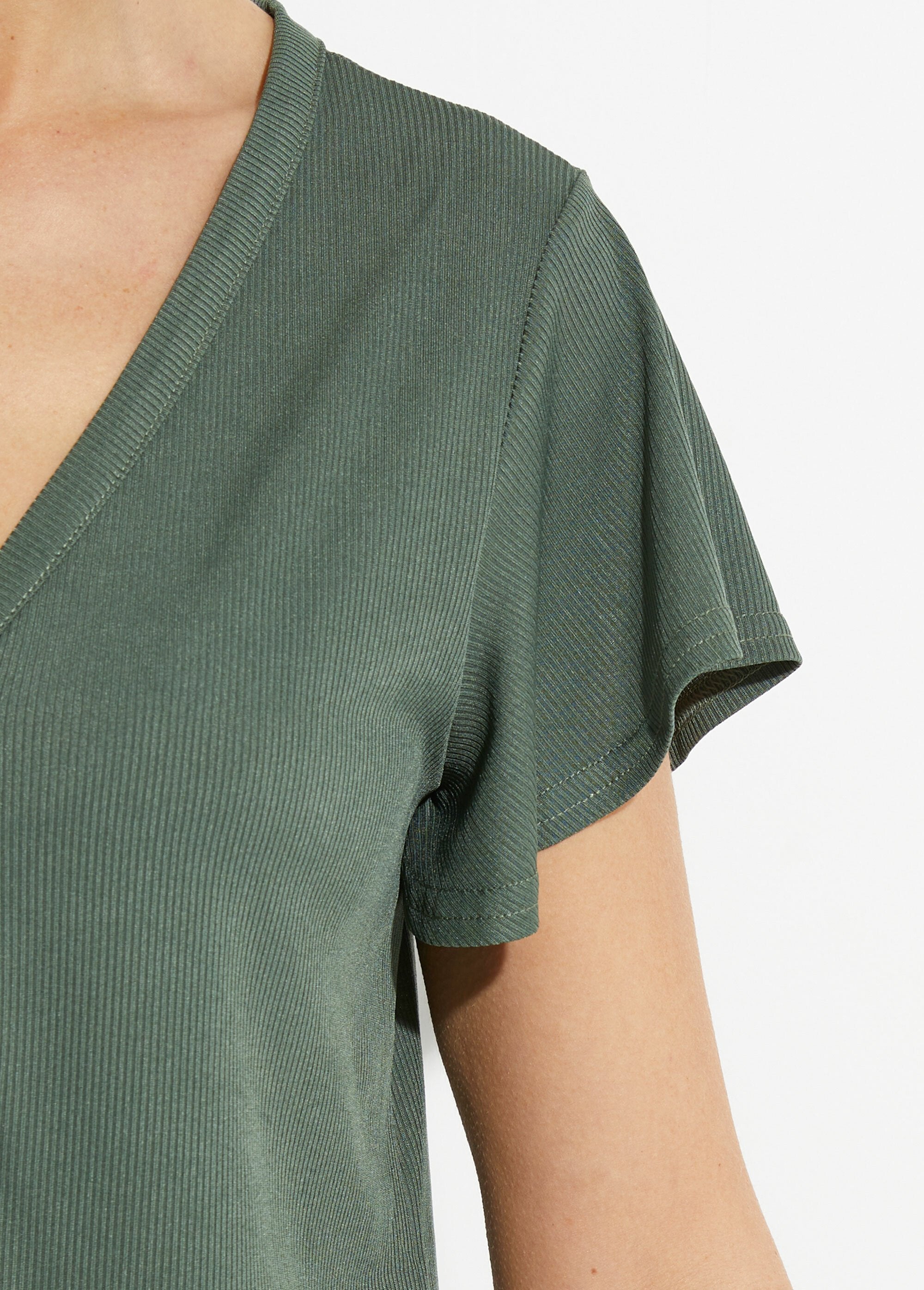 T-shirt_met_V-hals_in_geribde_jersey,_Essentiel_Kaki_DE2_slim