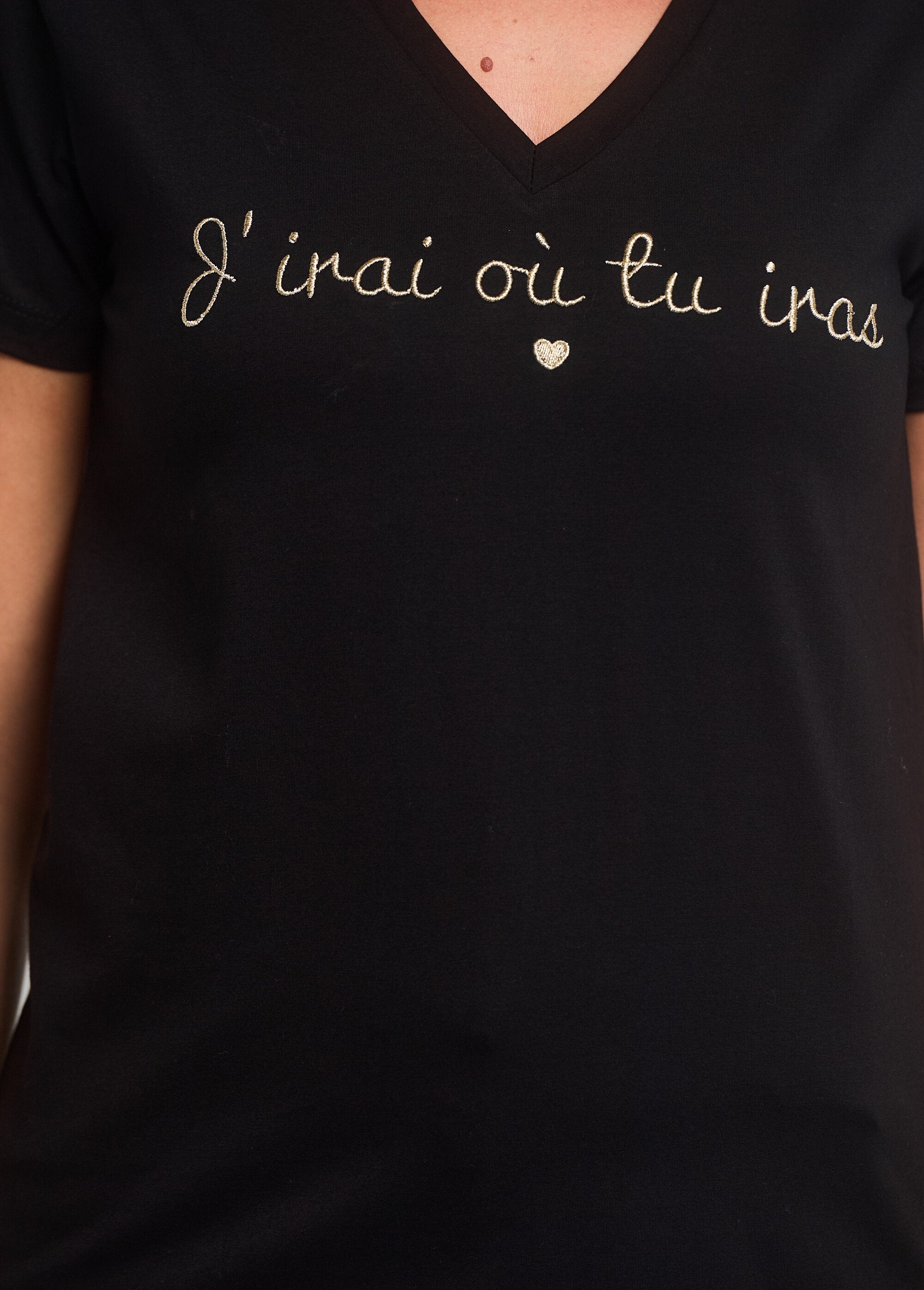 T-shirt_met_korte_mouwen_en_V-hals_met_boodschap_Noir_DE2_slim