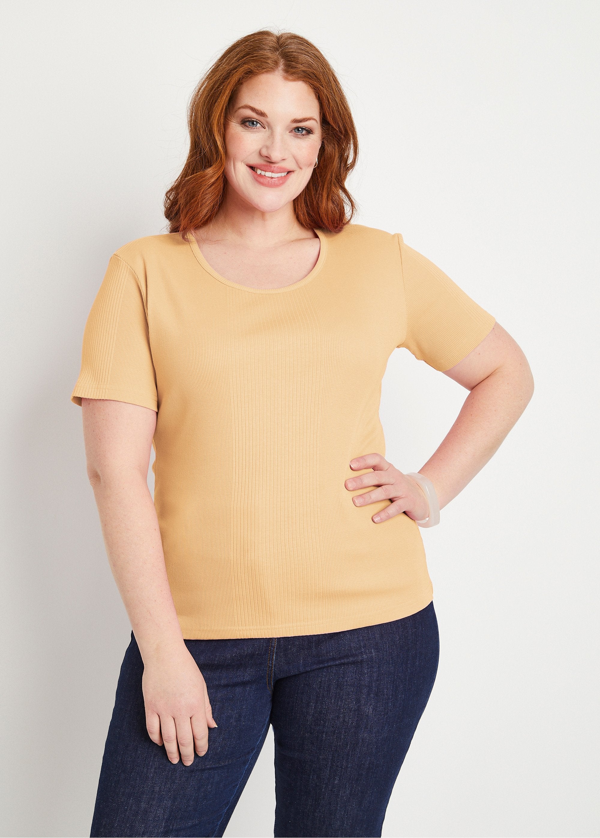 Ribgebreid_T-shirt_met_ronde_hals_Zand_FA1_curvy