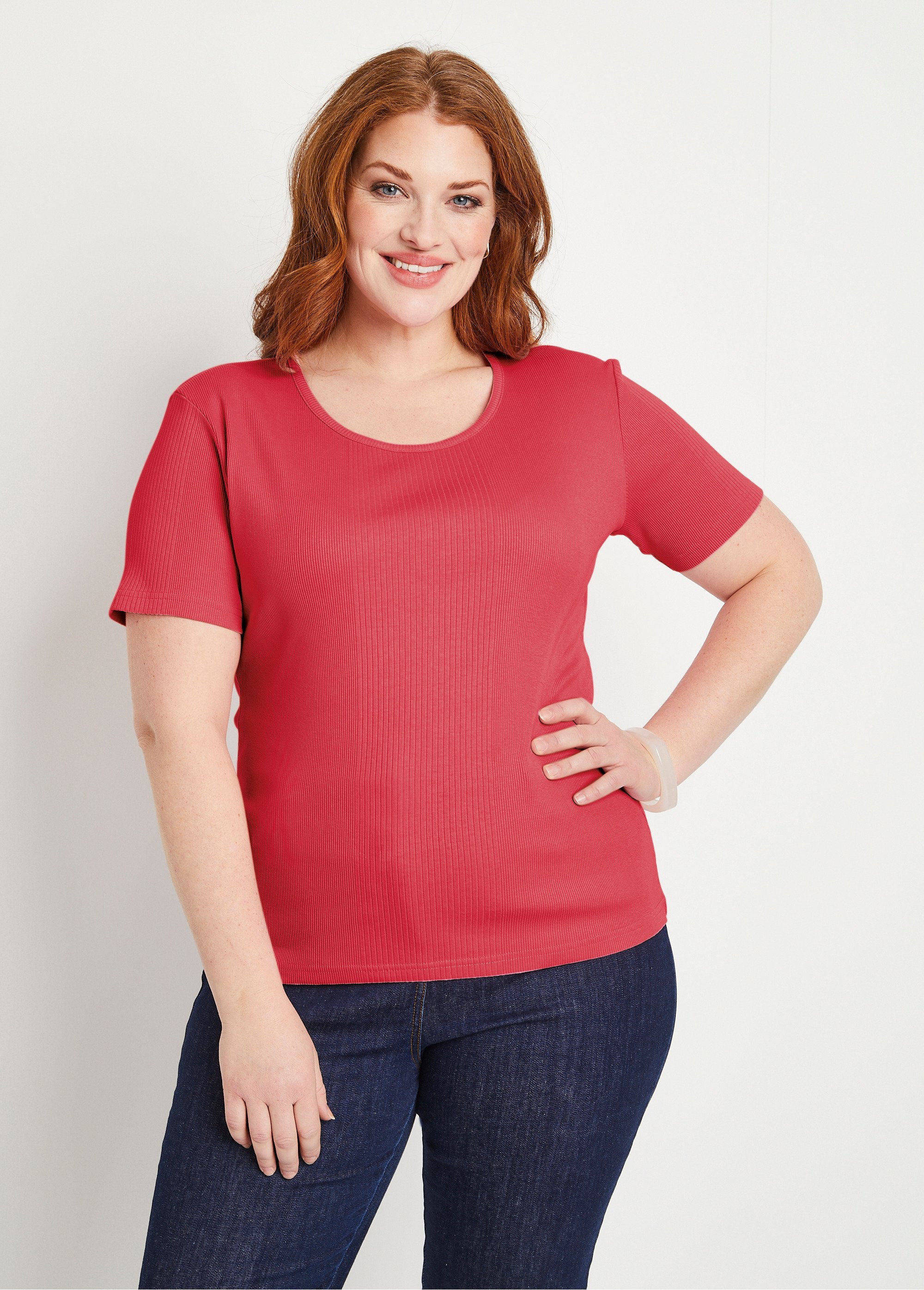 Ribgebreid_T-shirt_met_ronde_hals_Morello-kers_FA1_curvy