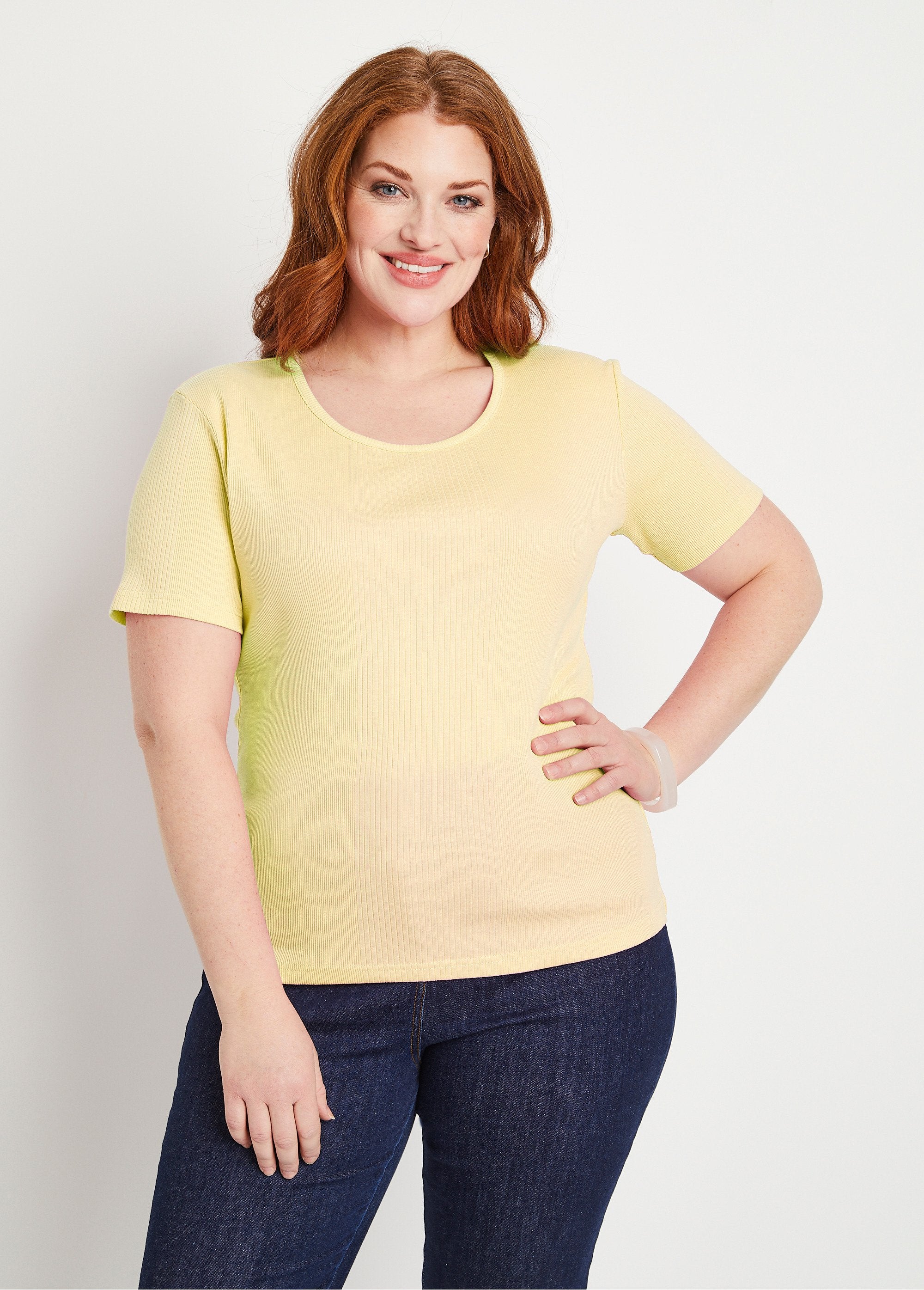 Ribgebreid_T-shirt_met_ronde_hals_GEEL_FA1_curvy