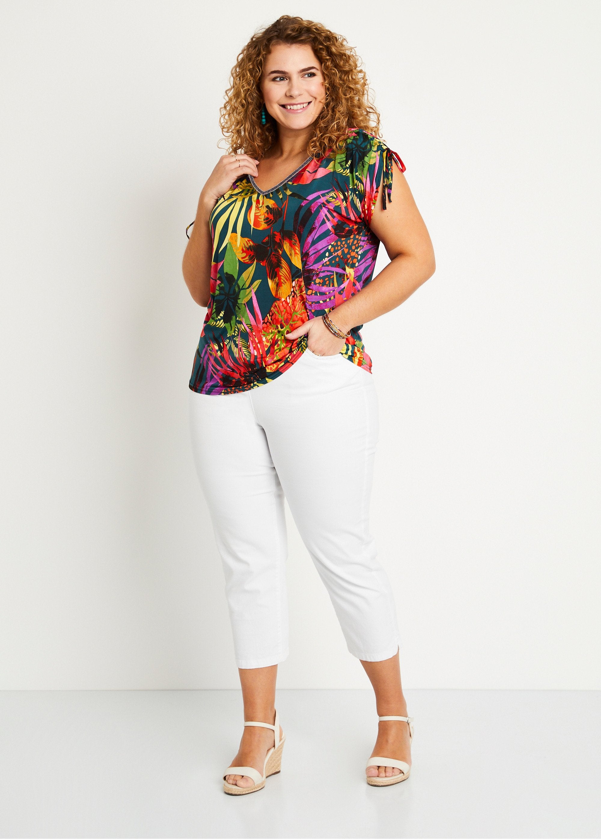 Losjes_v-hals_T-shirt_met_exotische_print_Veelkleurig_SF1_curvy