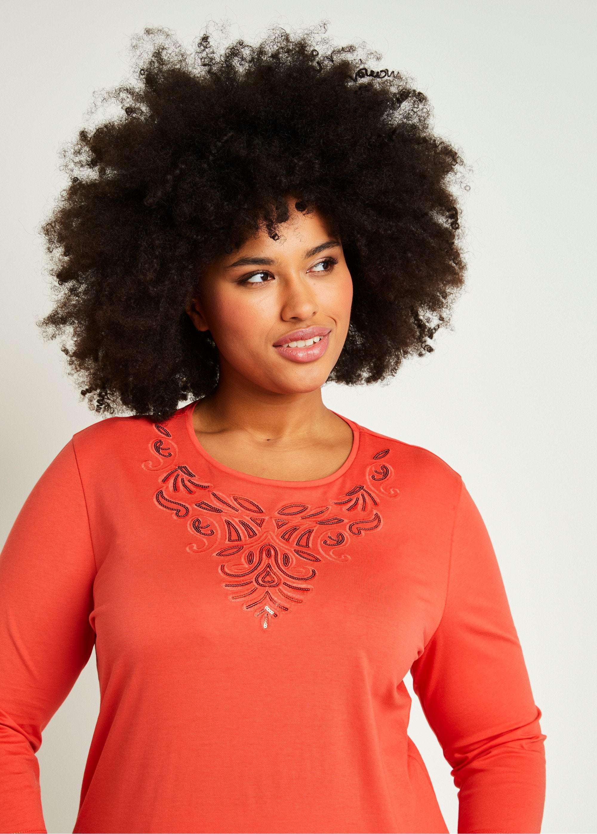 3/4_mouw_geborduurd_kort_T-shirt_ORANJE_DE1_curvy